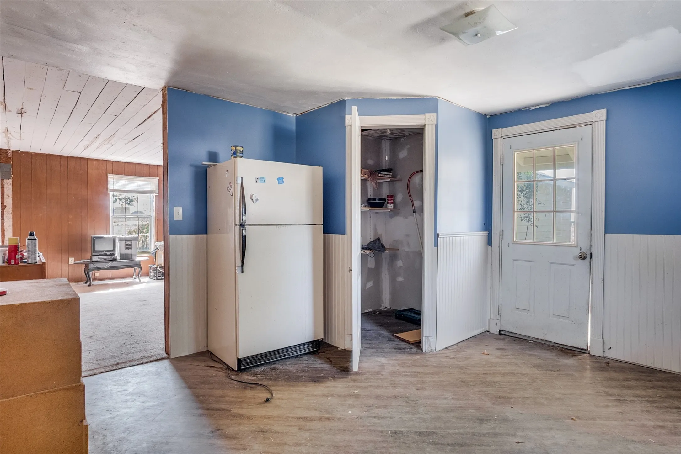 Farm For Sale in Johnson County , 7165 County Road 1232, Godley, Texas 76044, 3 Bedroom, 1 Bathroom, Garage spaces, 1,080 Sqft, built in 1950, Preowned, mls#21080424, Real Estate Agent in Godley, Homes For Sale in Johnson county, Homes For Sale in Godley, Realtor in Godley Texas, Real Estate Brokerage Independent Realty Texas, Luminita Cordes Realtor