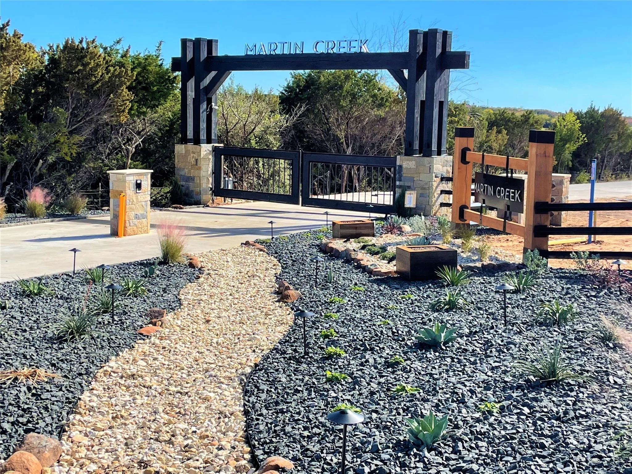 View of yard featuring a gate