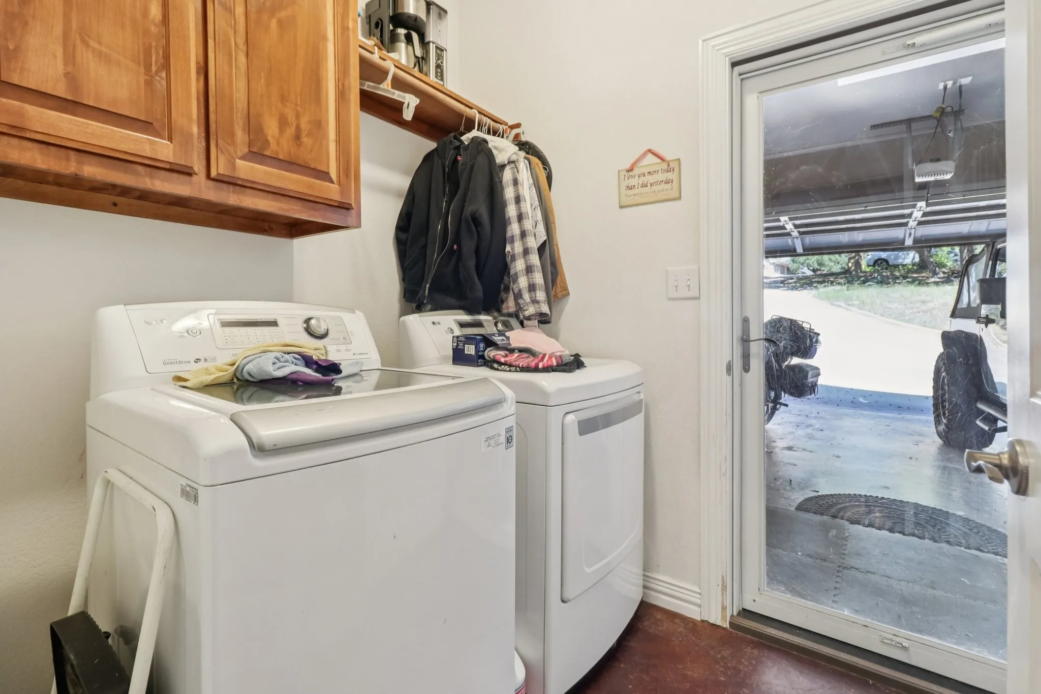 Full size utility room just off the kitchen and garage