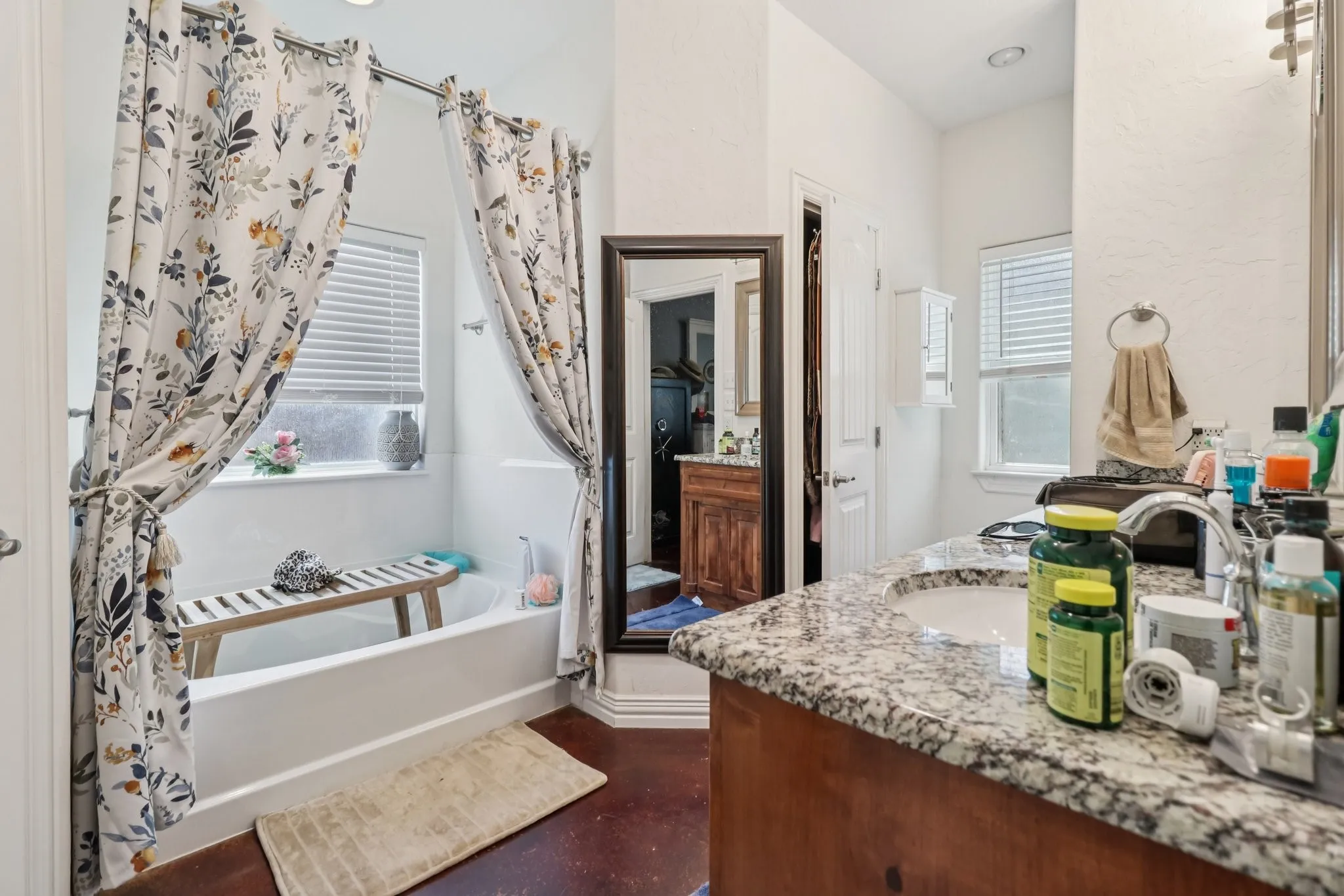 Master bath. 2 sinks, garden tub, shower