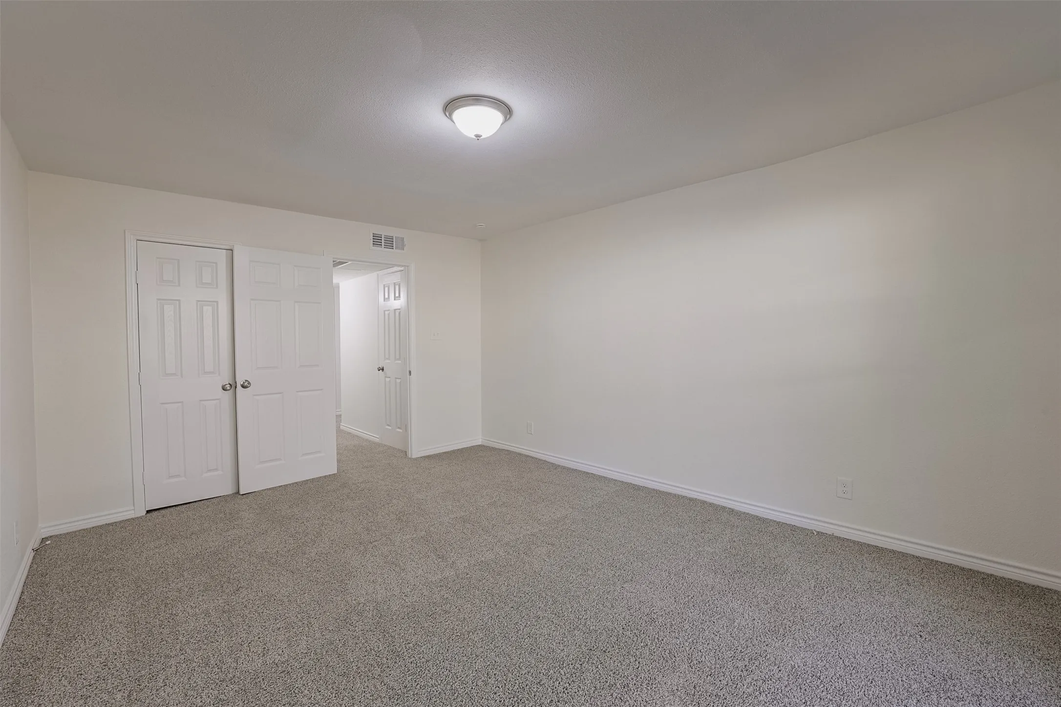 Condominium For Sale in Tarrant County , 5055 Ridglea Lane 1105, Fort Worth, Texas 76116, 1 Bedroom, 1 Bathroom, Garage spaces, 853 Sqft, built in 1968, Preowned, mls#21084173, Real Estate Agent in Fort Worth, Homes For Sale in Tarrant county, Homes For Sale in Fort Worth, Realtor in Fort Worth Texas, Real Estate Brokerage Independent Realty Texas, Luminita Cordes Realtor