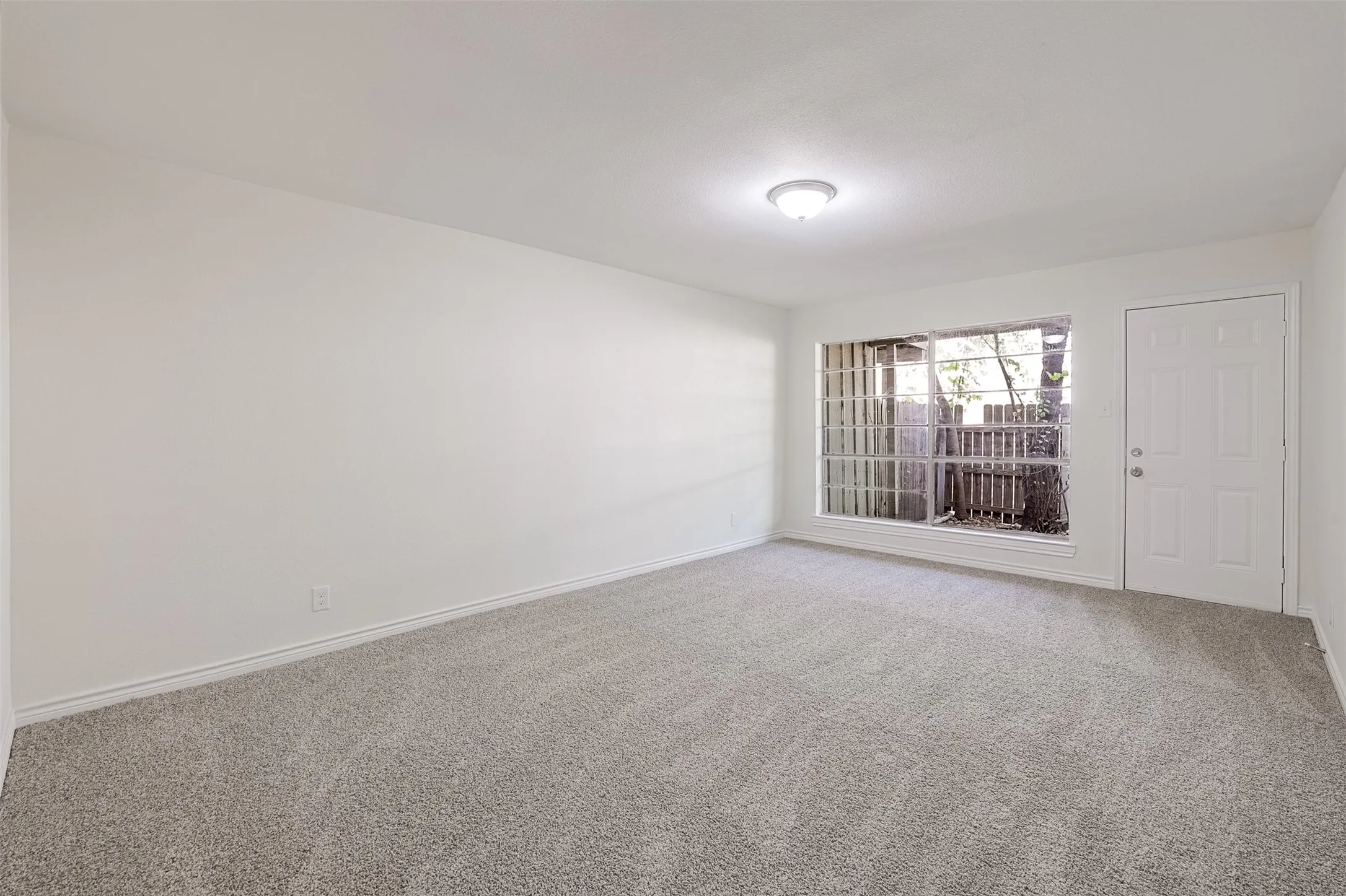 Condominium For Sale in Tarrant County , 5055 Ridglea Lane 1105, Fort Worth, Texas 76116, 1 Bedroom, 1 Bathroom, Garage spaces, 853 Sqft, built in 1968, Preowned, mls#21084173, Real Estate Agent in Fort Worth, Homes For Sale in Tarrant county, Homes For Sale in Fort Worth, Realtor in Fort Worth Texas, Real Estate Brokerage Independent Realty Texas, Luminita Cordes Realtor