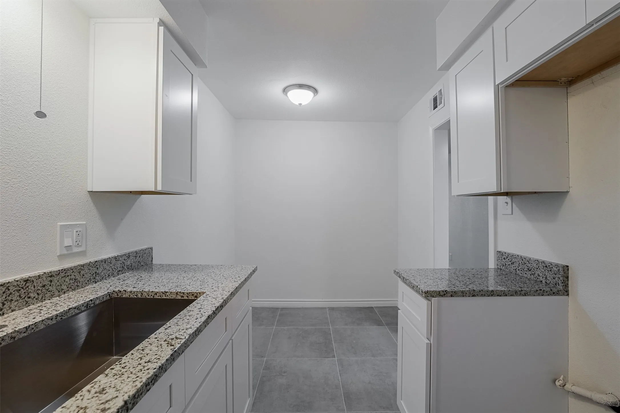Condominium For Sale in Tarrant County , 5055 Ridglea Lane 1105, Fort Worth, Texas 76116, 1 Bedroom, 1 Bathroom, Garage spaces, 853 Sqft, built in 1968, Preowned, mls#21084173, Real Estate Agent in Fort Worth, Homes For Sale in Tarrant county, Homes For Sale in Fort Worth, Realtor in Fort Worth Texas, Real Estate Brokerage Independent Realty Texas, Luminita Cordes Realtor