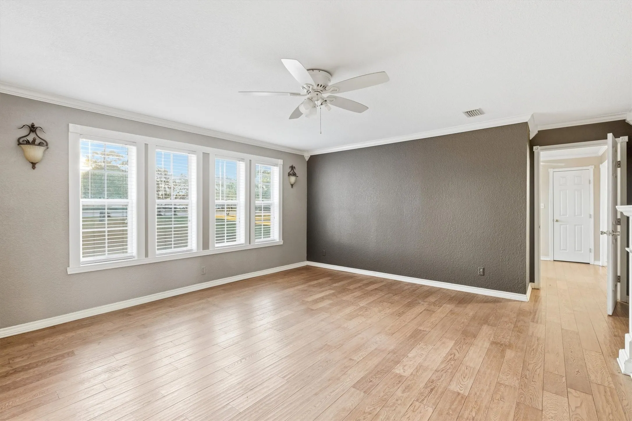 Single Family Residence For Sale in Dallas County , 4609 Pioneer Road, Balch Springs, Texas 75180, 3 Bedrooms, 2 Bathrooms, 4 Garage spaces, 1,632 Sqft, built in 1954, Price $795,000, mls#21085393, Real Estate Agent in Balch Springs, Homes For Sale in Dallas county, Homes For Sale in Balch Springs, Realtor in Balch Springs Texas, Real Estate Brokerage Independent Realty Texas, Luminita Cordes Realtor