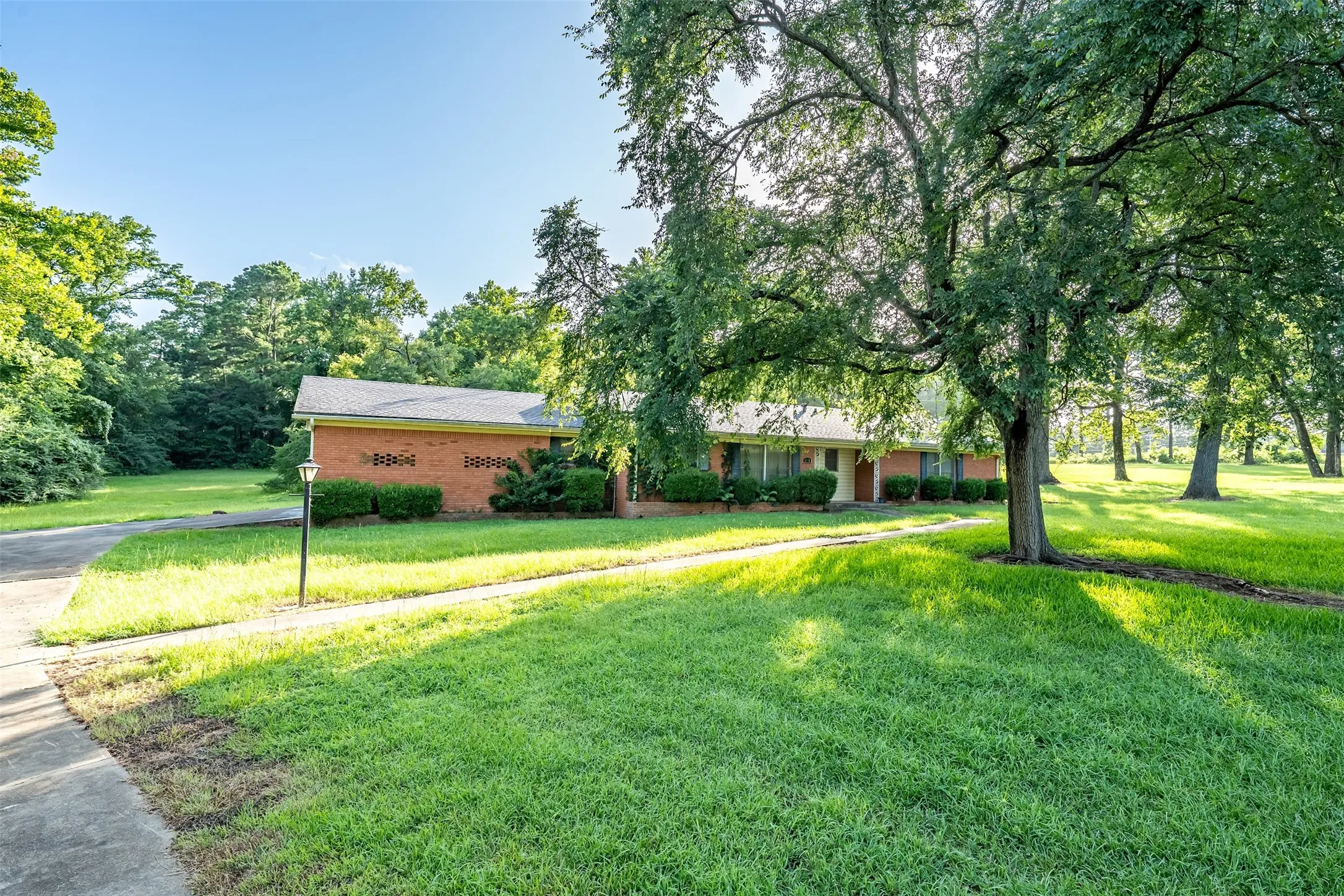 Single Family Residence For Sale in Cherokee County , 1858 S Dickinson Drive, Rusk, Texas 75785, 3 Bedroom, 3 Bathroom, Garage spaces, 1,847 Sqft, built in 1959, mls#21085844, Real Estate Agent in Rusk, Homes For Sale in Cherokee county, Homes For Sale in Rusk, Realtor in Rusk Texas, Real Estate Brokerage Independent Realty Texas, Luminita Cordes Realtor