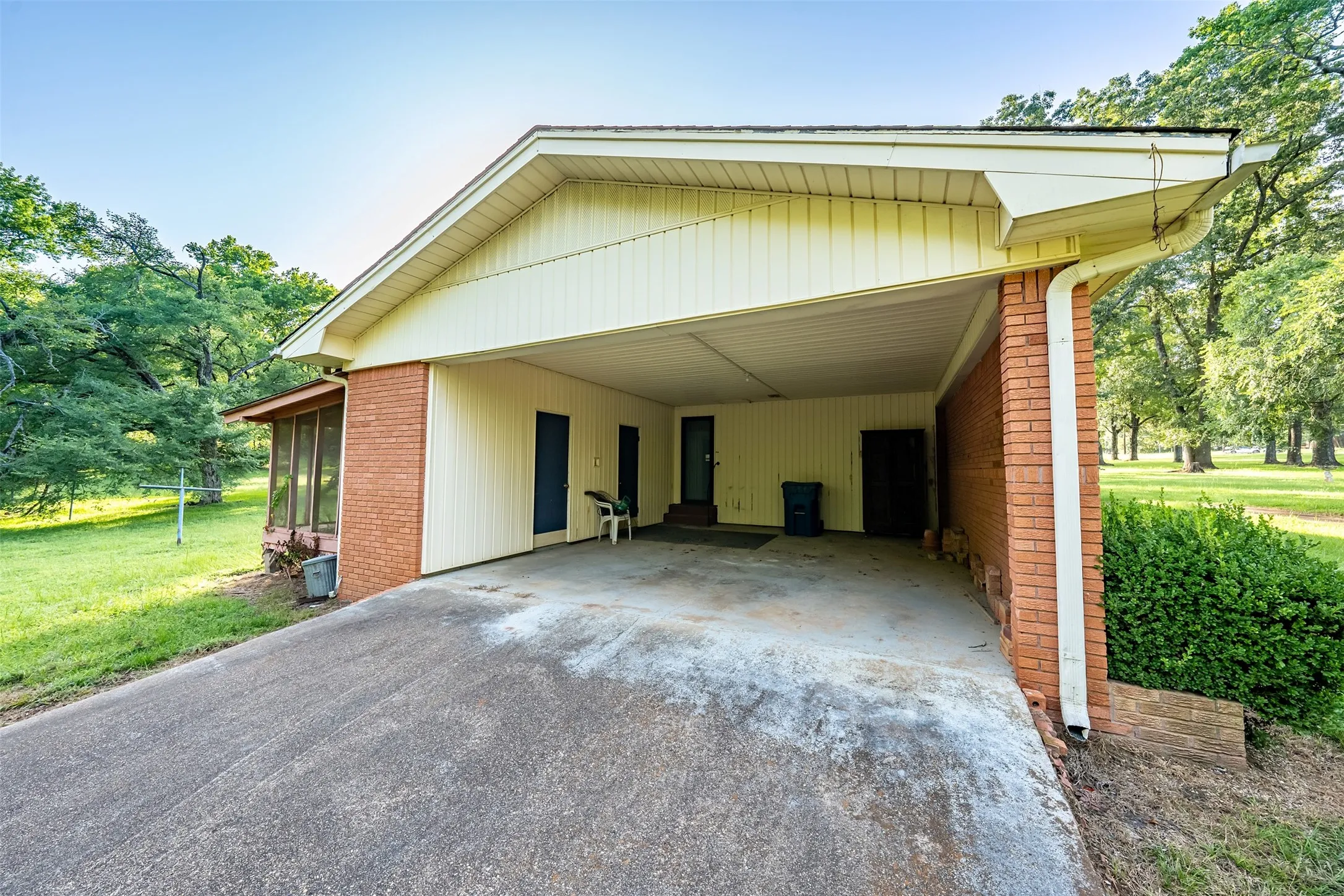 Single Family Residence For Sale in Cherokee County , 1858 S Dickinson Drive, Rusk, Texas 75785, 3 Bedroom, 3 Bathroom, Garage spaces, 1,847 Sqft, built in 1959, mls#21085844, Real Estate Agent in Rusk, Homes For Sale in Cherokee county, Homes For Sale in Rusk, Realtor in Rusk Texas, Real Estate Brokerage Independent Realty Texas, Luminita Cordes Realtor