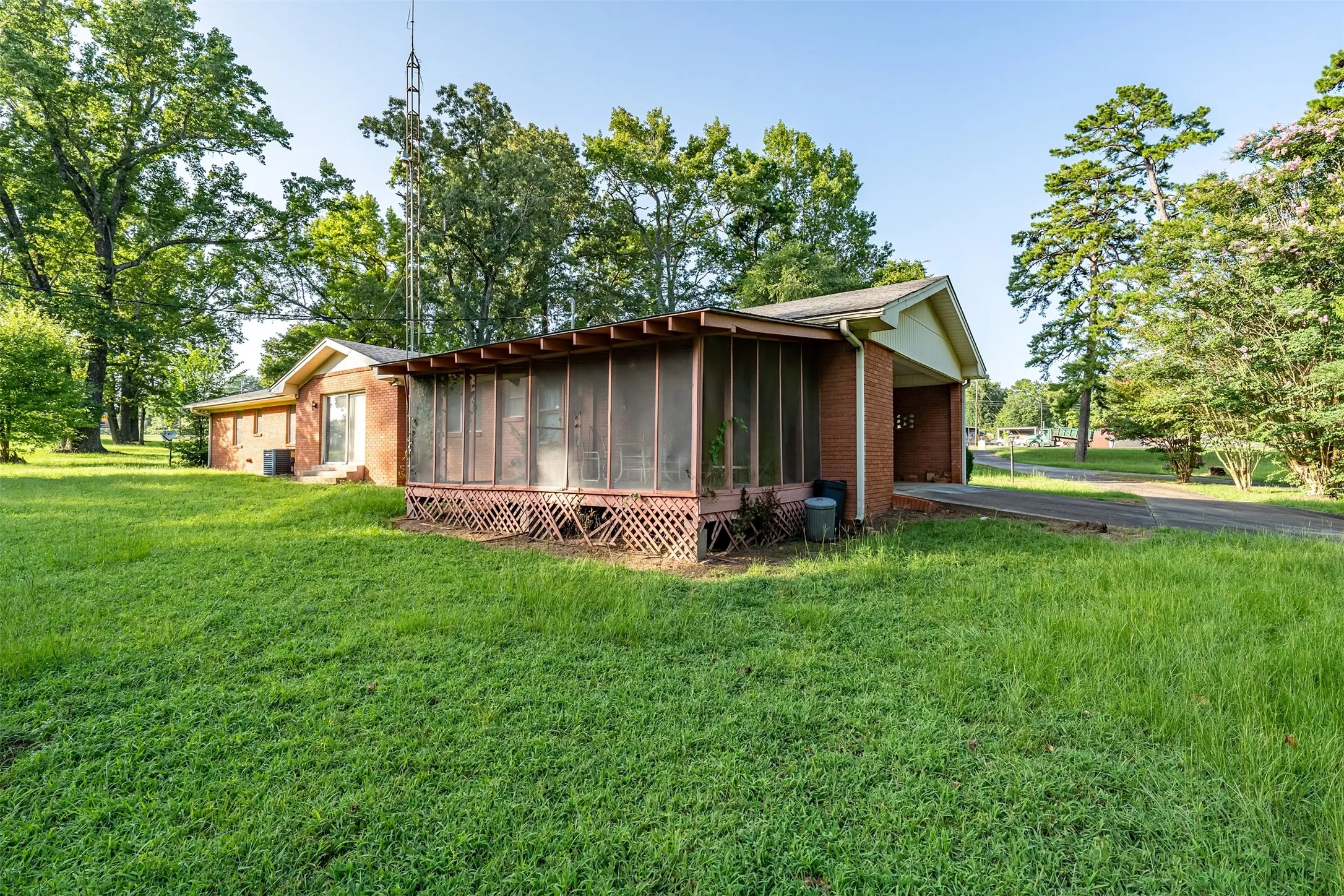 Single Family Residence For Sale in Cherokee County , 1858 S Dickinson Drive, Rusk, Texas 75785, 3 Bedroom, 3 Bathroom, Garage spaces, 1,847 Sqft, built in 1959, mls#21085844, Real Estate Agent in Rusk, Homes For Sale in Cherokee county, Homes For Sale in Rusk, Realtor in Rusk Texas, Real Estate Brokerage Independent Realty Texas, Luminita Cordes Realtor