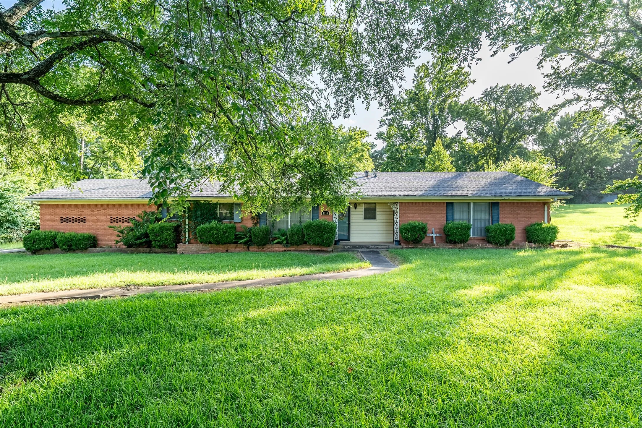 Single Family Residence For Sale in Cherokee County , 1858 S Dickinson Drive, Rusk, Texas 75785, 3 Bedroom, 3 Bathroom, Garage spaces, 1,847 Sqft, built in 1959, mls#21085844, Real Estate Agent in Rusk, Homes For Sale in Cherokee county, Homes For Sale in Rusk, Realtor in Rusk Texas, Real Estate Brokerage Independent Realty Texas, Luminita Cordes Realtor