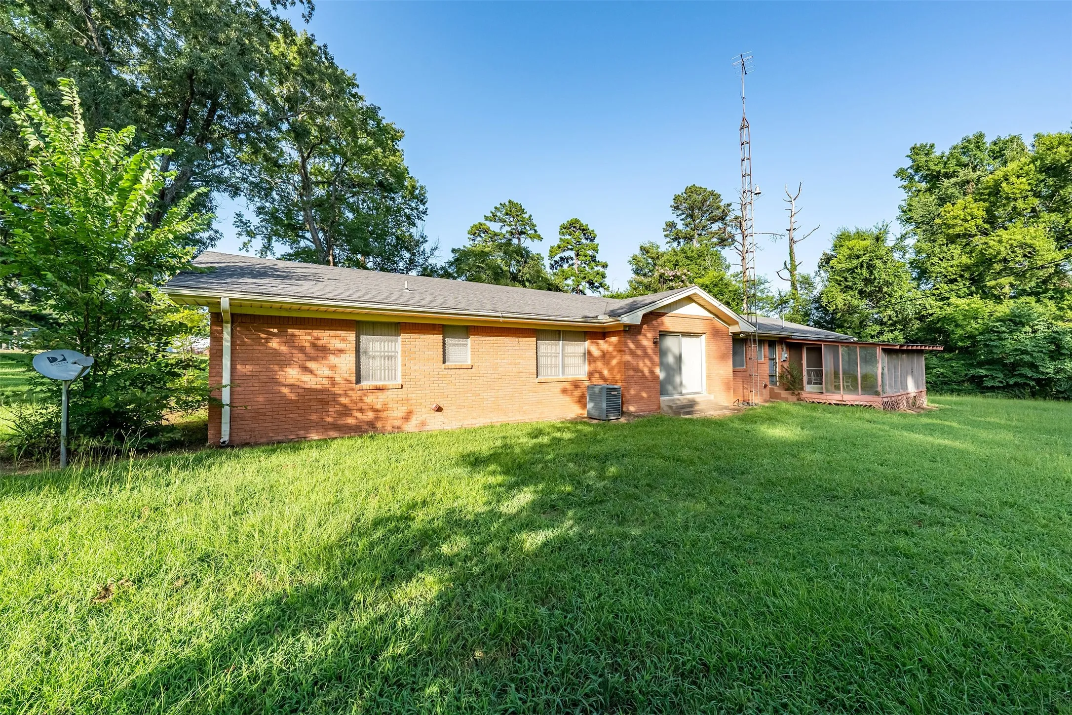 Single Family Residence For Sale in Cherokee County , 1858 S Dickinson Drive, Rusk, Texas 75785, 3 Bedroom, 3 Bathroom, Garage spaces, 1,847 Sqft, built in 1959, mls#21085844, Real Estate Agent in Rusk, Homes For Sale in Cherokee county, Homes For Sale in Rusk, Realtor in Rusk Texas, Real Estate Brokerage Independent Realty Texas, Luminita Cordes Realtor