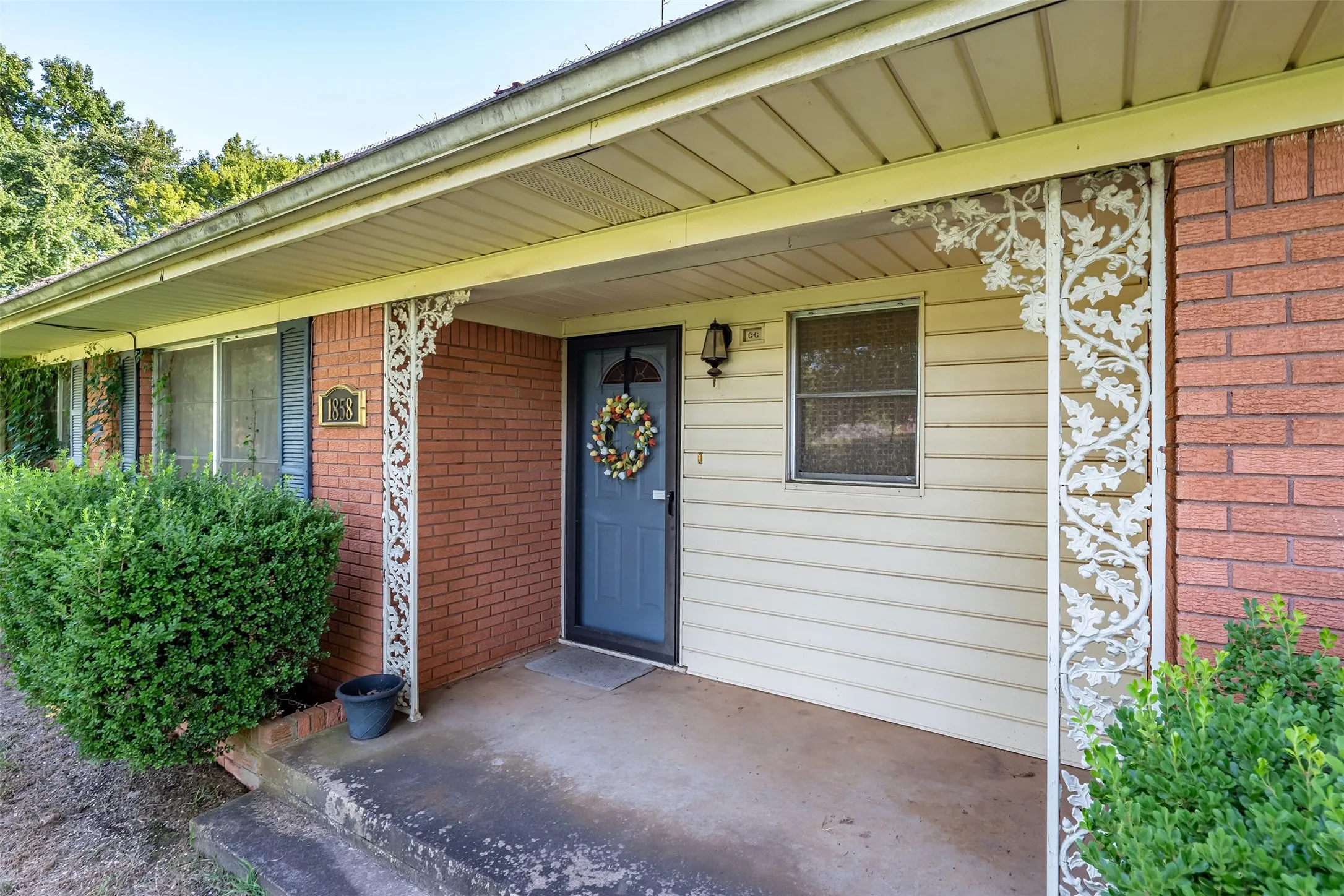 Single Family Residence For Sale in Cherokee County , 1858 S Dickinson Drive, Rusk, Texas 75785, 3 Bedroom, 3 Bathroom, Garage spaces, 1,847 Sqft, built in 1959, mls#21085844, Real Estate Agent in Rusk, Homes For Sale in Cherokee county, Homes For Sale in Rusk, Realtor in Rusk Texas, Real Estate Brokerage Independent Realty Texas, Luminita Cordes Realtor