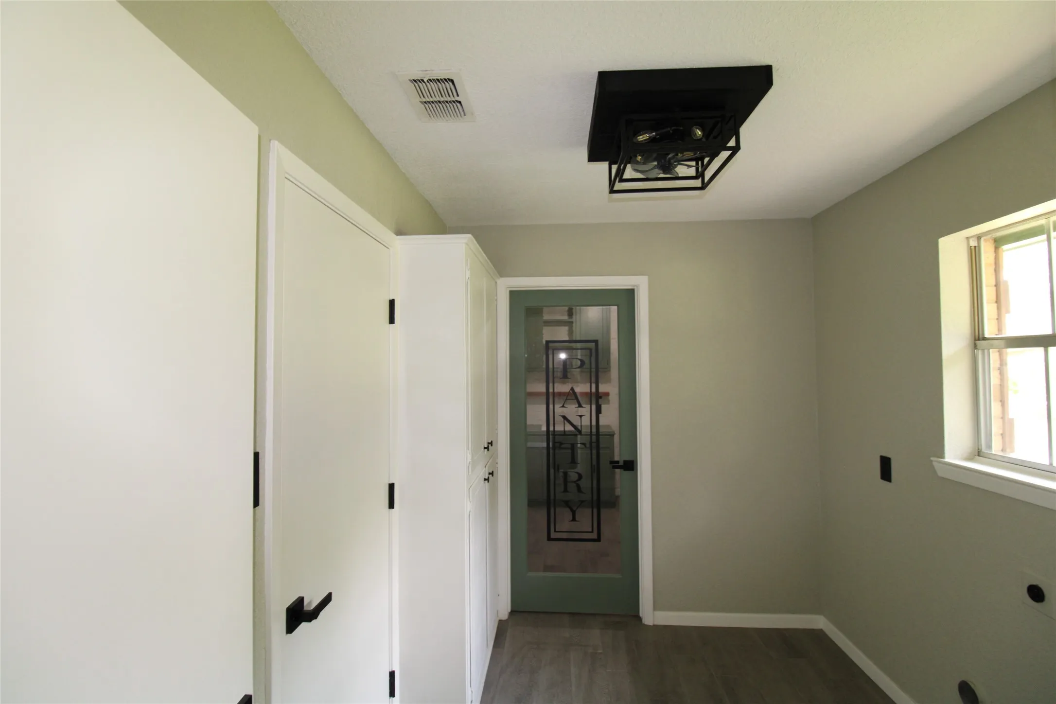 Single Family Residence For Sale in Henderson County , 818 E Clinton, Athens, Texas 75751, 3 Bedroom, 2 Bathroom, 2 Garage spaces, 1,897 Sqft, built in 1973, Preowned, mls#21086646, Real Estate Agent in Athens, Homes For Sale in Henderson county, Homes For Sale in Athens, Realtor in Athens Texas, Real Estate Brokerage Independent Realty Texas, Luminita Cordes Realtor