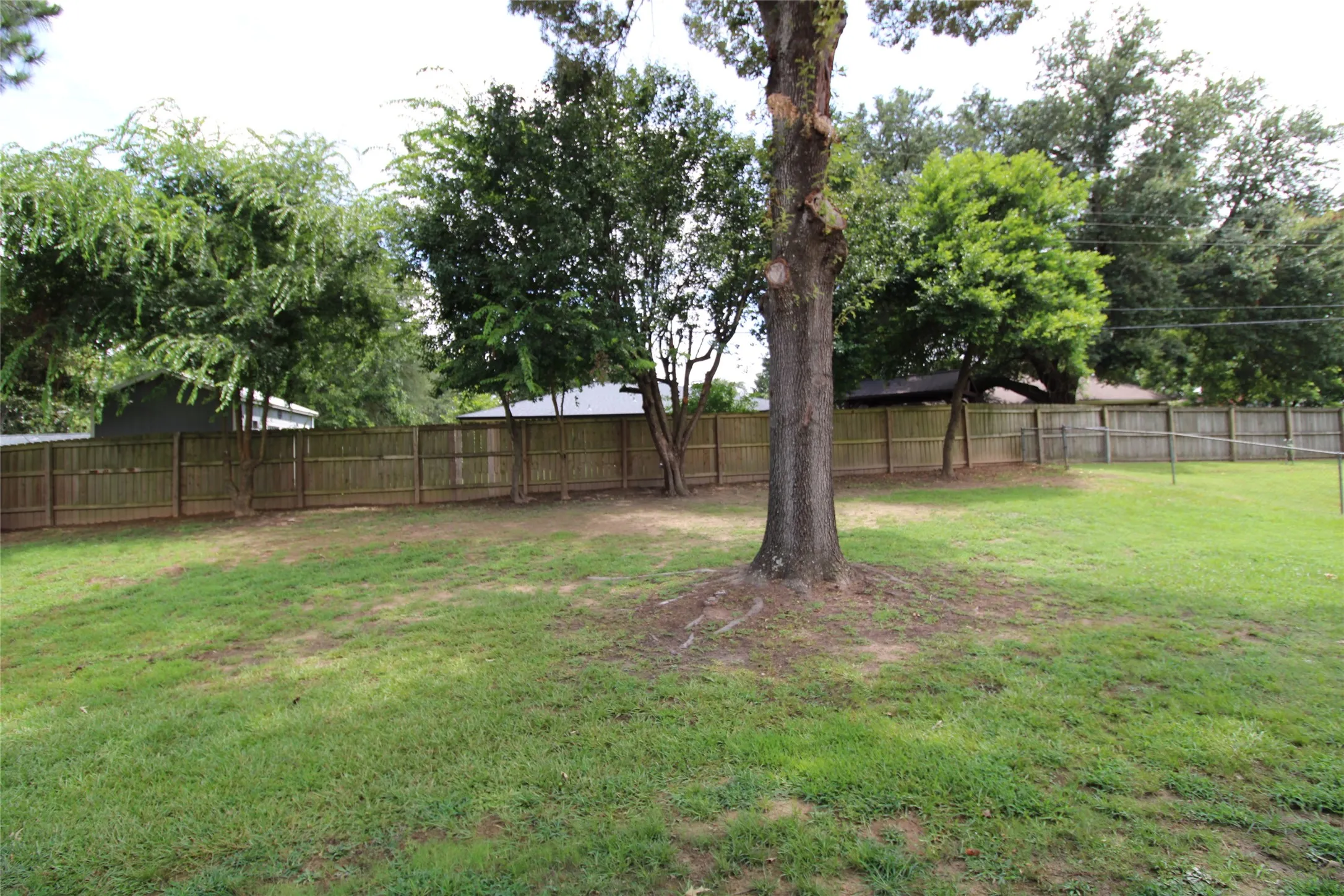 Single Family Residence For Sale in Henderson County , 818 E Clinton, Athens, Texas 75751, 3 Bedroom, 2 Bathroom, 2 Garage spaces, 1,897 Sqft, built in 1973, Preowned, mls#21086646, Real Estate Agent in Athens, Homes For Sale in Henderson county, Homes For Sale in Athens, Realtor in Athens Texas, Real Estate Brokerage Independent Realty Texas, Luminita Cordes Realtor