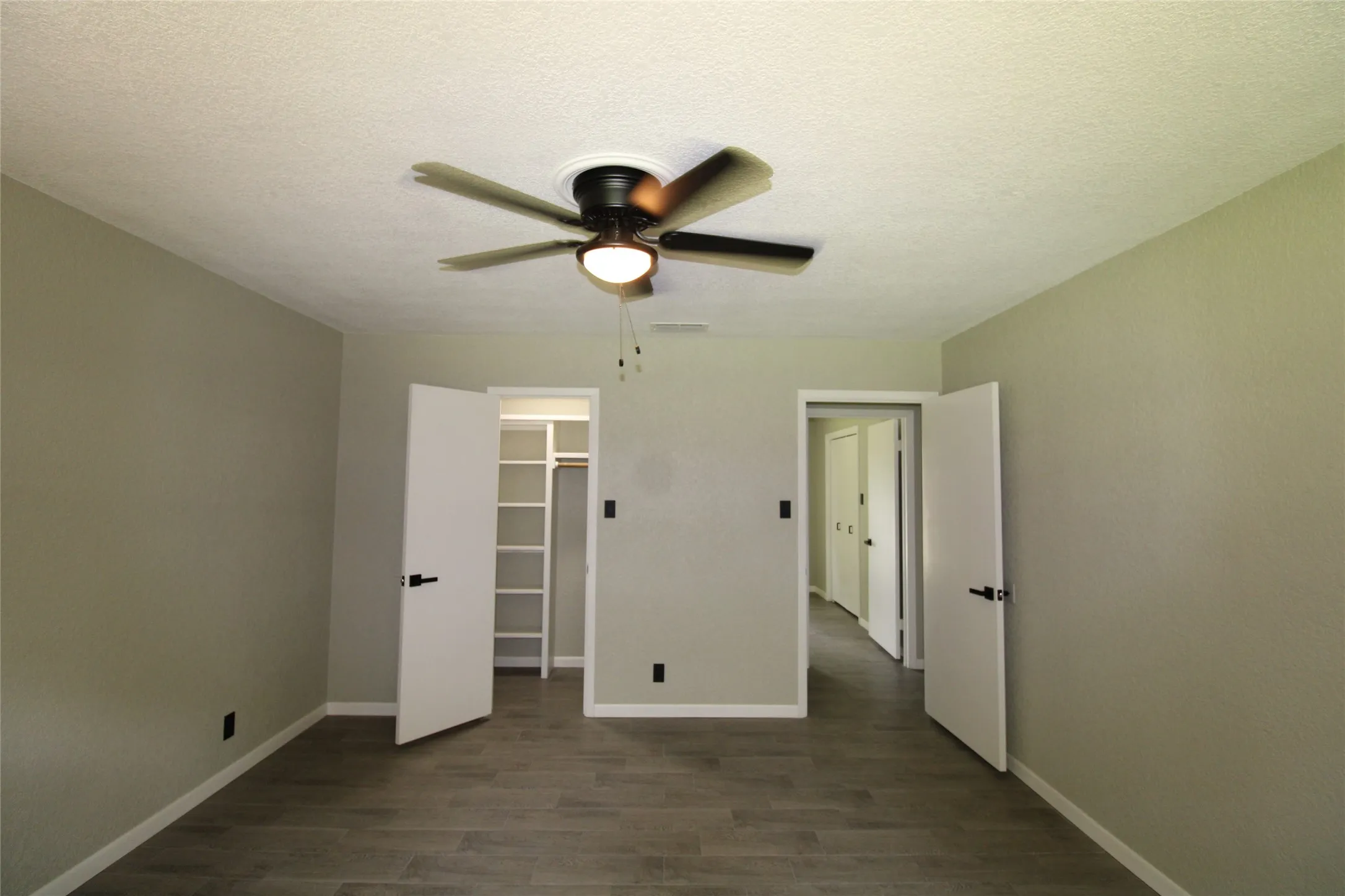Single Family Residence For Sale in Henderson County , 818 E Clinton, Athens, Texas 75751, 3 Bedroom, 2 Bathroom, 2 Garage spaces, 1,897 Sqft, built in 1973, Preowned, mls#21086646, Real Estate Agent in Athens, Homes For Sale in Henderson county, Homes For Sale in Athens, Realtor in Athens Texas, Real Estate Brokerage Independent Realty Texas, Luminita Cordes Realtor