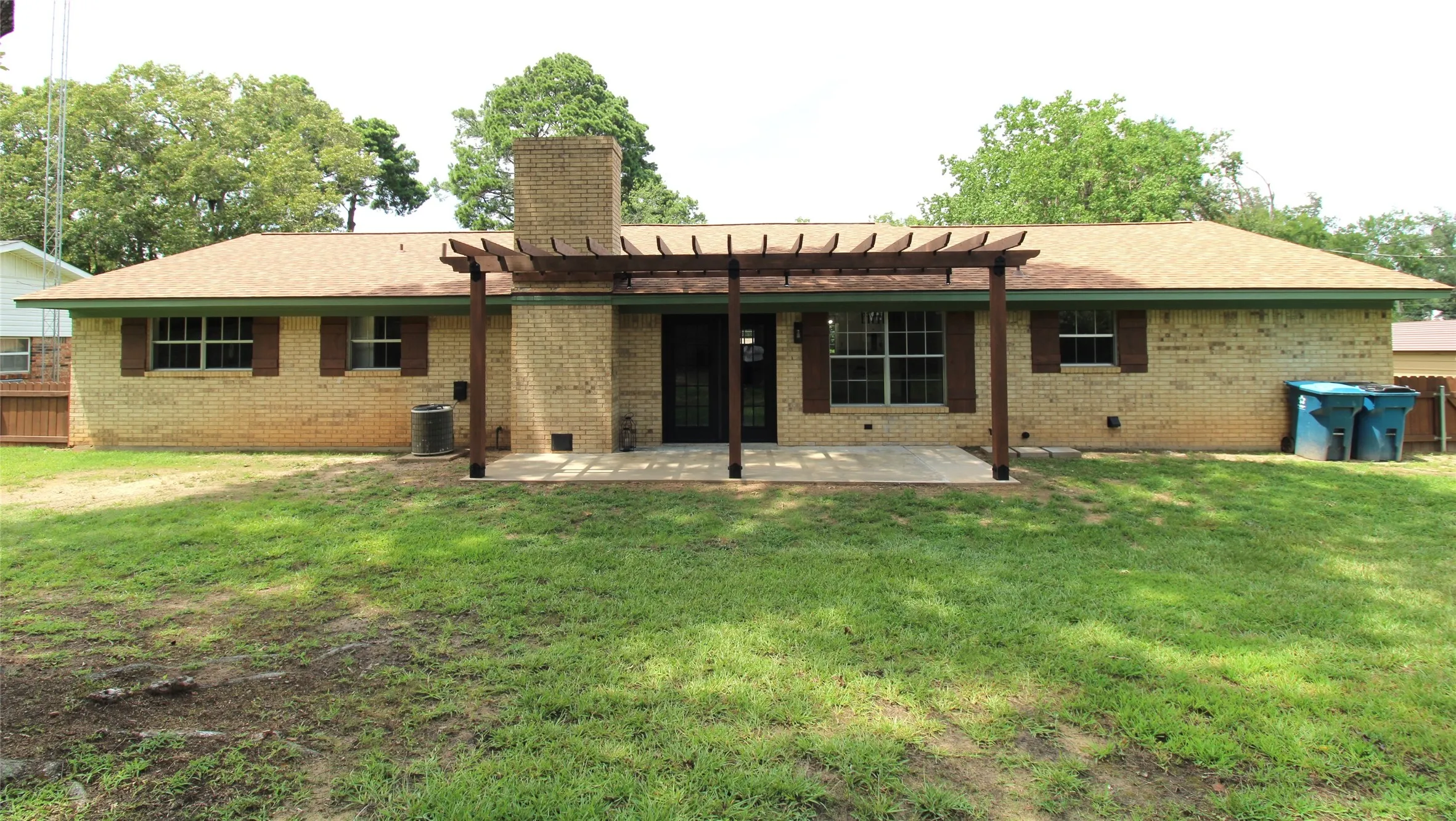 Single Family Residence For Sale in Henderson County , 818 E Clinton, Athens, Texas 75751, 3 Bedroom, 2 Bathroom, 2 Garage spaces, 1,897 Sqft, built in 1973, Preowned, mls#21086646, Real Estate Agent in Athens, Homes For Sale in Henderson county, Homes For Sale in Athens, Realtor in Athens Texas, Real Estate Brokerage Independent Realty Texas, Luminita Cordes Realtor