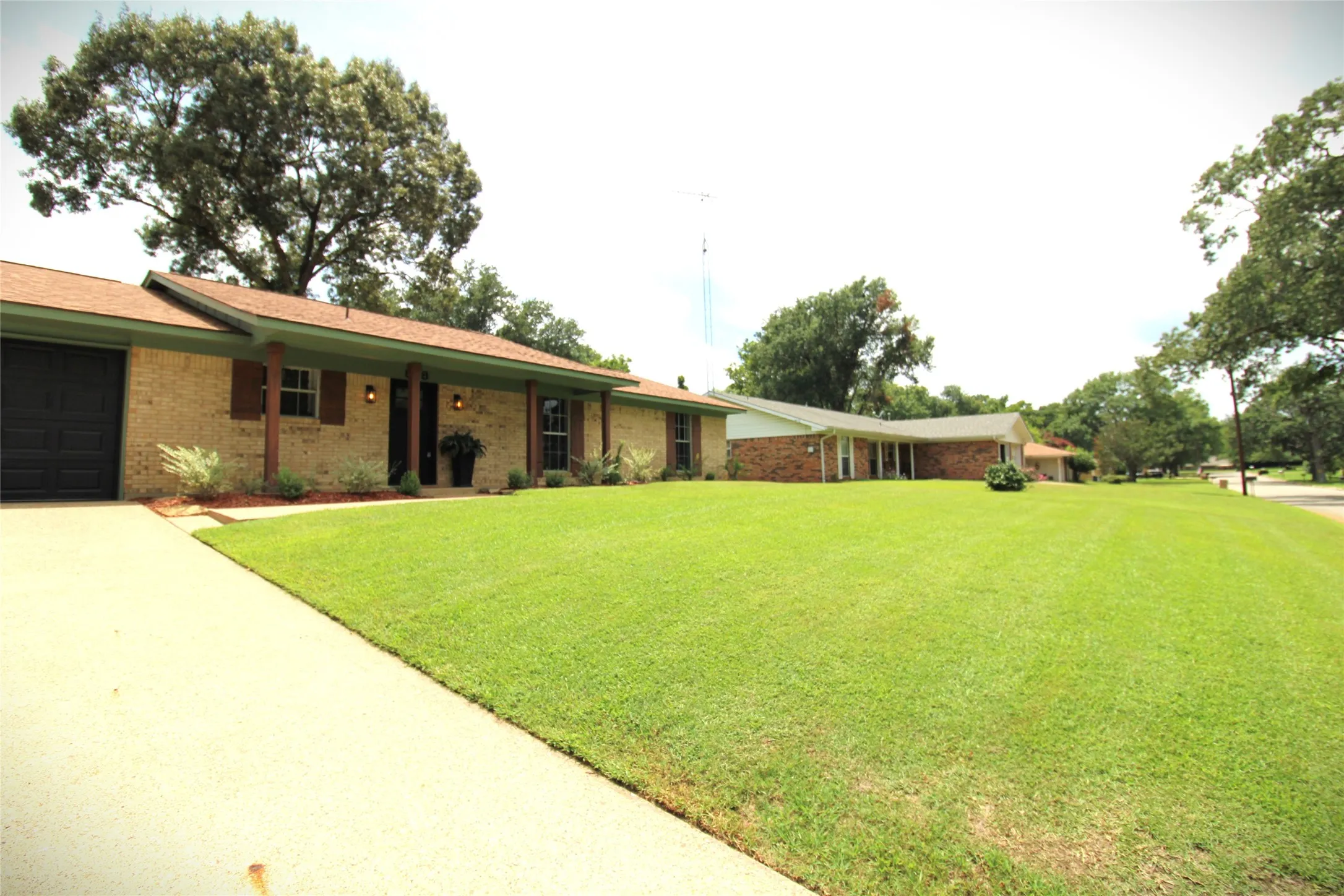 Single Family Residence For Sale in Henderson County , 818 E Clinton, Athens, Texas 75751, 3 Bedroom, 2 Bathroom, 2 Garage spaces, 1,897 Sqft, built in 1973, Preowned, mls#21086646, Real Estate Agent in Athens, Homes For Sale in Henderson county, Homes For Sale in Athens, Realtor in Athens Texas, Real Estate Brokerage Independent Realty Texas, Luminita Cordes Realtor