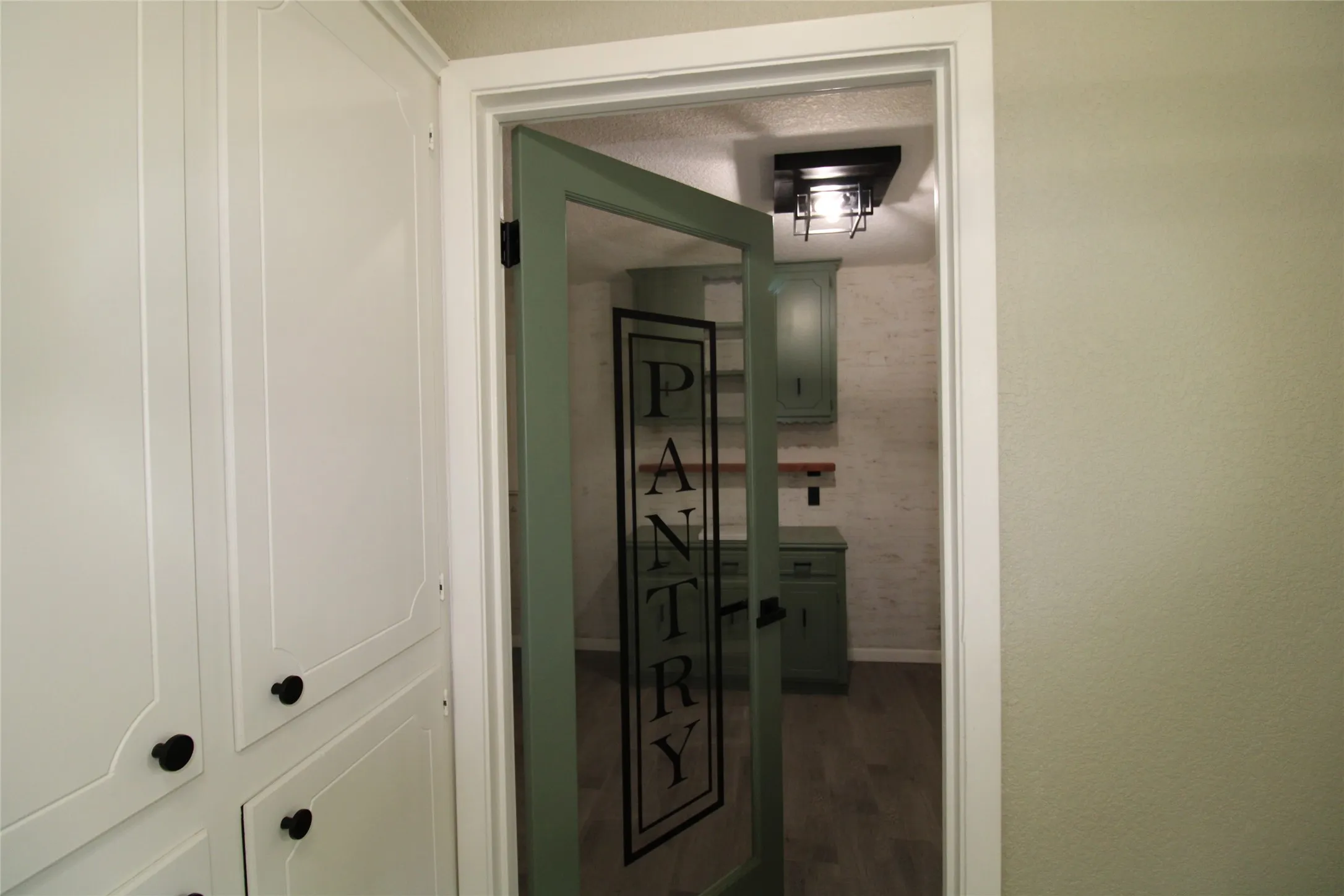 Single Family Residence For Sale in Henderson County , 818 E Clinton, Athens, Texas 75751, 3 Bedroom, 2 Bathroom, 2 Garage spaces, 1,897 Sqft, built in 1973, Preowned, mls#21086646, Real Estate Agent in Athens, Homes For Sale in Henderson county, Homes For Sale in Athens, Realtor in Athens Texas, Real Estate Brokerage Independent Realty Texas, Luminita Cordes Realtor