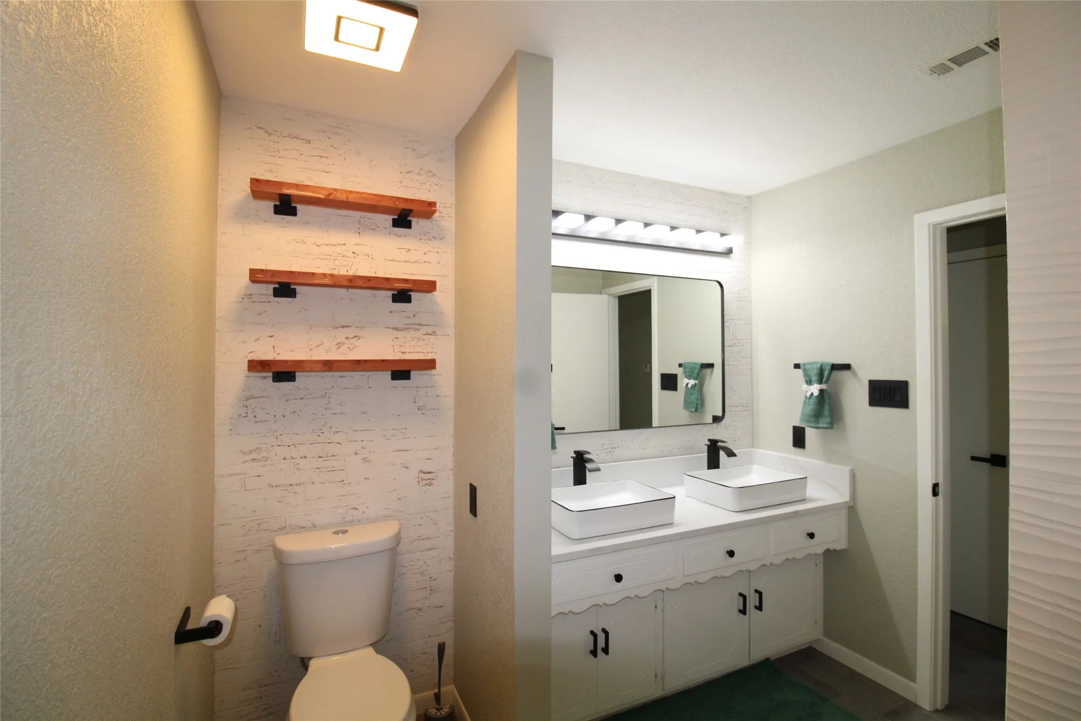 Single Family Residence For Sale in Henderson County , 818 E Clinton, Athens, Texas 75751, 3 Bedroom, 2 Bathroom, 2 Garage spaces, 1,897 Sqft, built in 1973, Preowned, mls#21086646, Real Estate Agent in Athens, Homes For Sale in Henderson county, Homes For Sale in Athens, Realtor in Athens Texas, Real Estate Brokerage Independent Realty Texas, Luminita Cordes Realtor