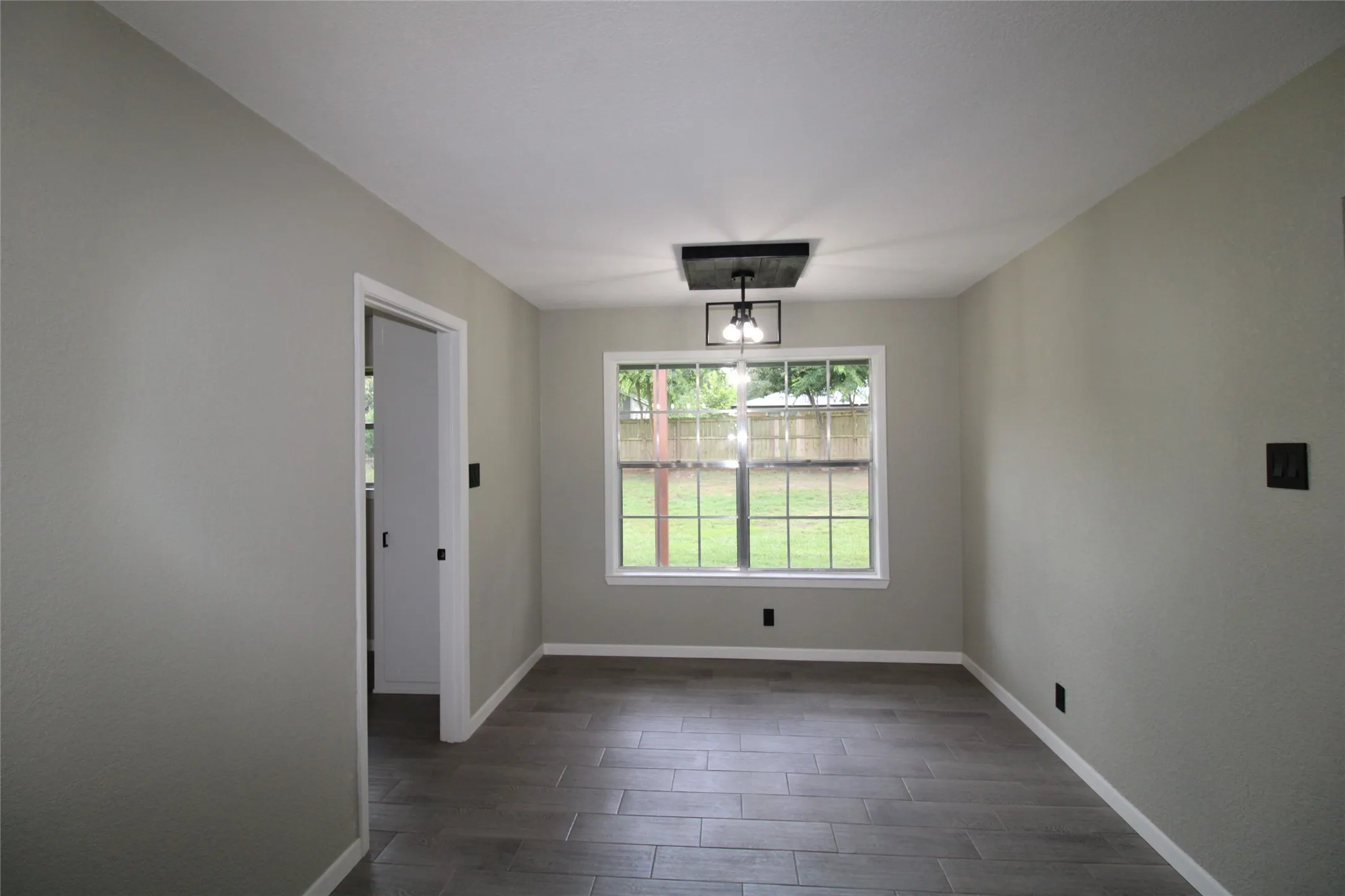 Single Family Residence For Sale in Henderson County , 818 E Clinton, Athens, Texas 75751, 3 Bedroom, 2 Bathroom, 2 Garage spaces, 1,897 Sqft, built in 1973, Preowned, mls#21086646, Real Estate Agent in Athens, Homes For Sale in Henderson county, Homes For Sale in Athens, Realtor in Athens Texas, Real Estate Brokerage Independent Realty Texas, Luminita Cordes Realtor