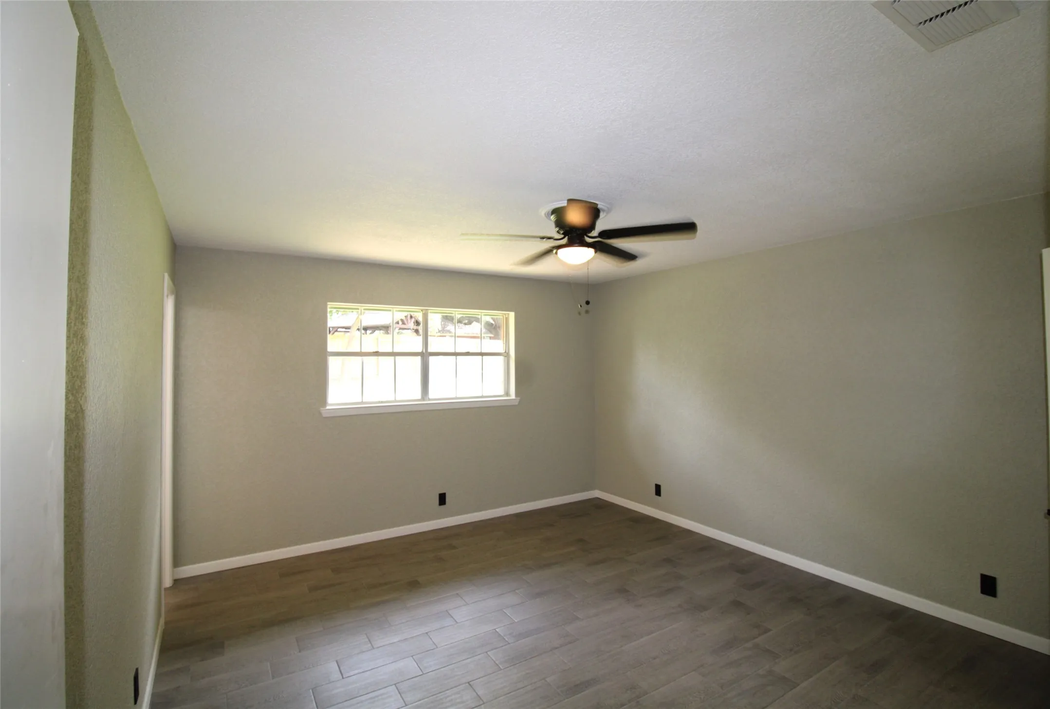 Single Family Residence For Sale in Henderson County , 818 E Clinton, Athens, Texas 75751, 3 Bedroom, 2 Bathroom, 2 Garage spaces, 1,897 Sqft, built in 1973, Preowned, mls#21086646, Real Estate Agent in Athens, Homes For Sale in Henderson county, Homes For Sale in Athens, Realtor in Athens Texas, Real Estate Brokerage Independent Realty Texas, Luminita Cordes Realtor