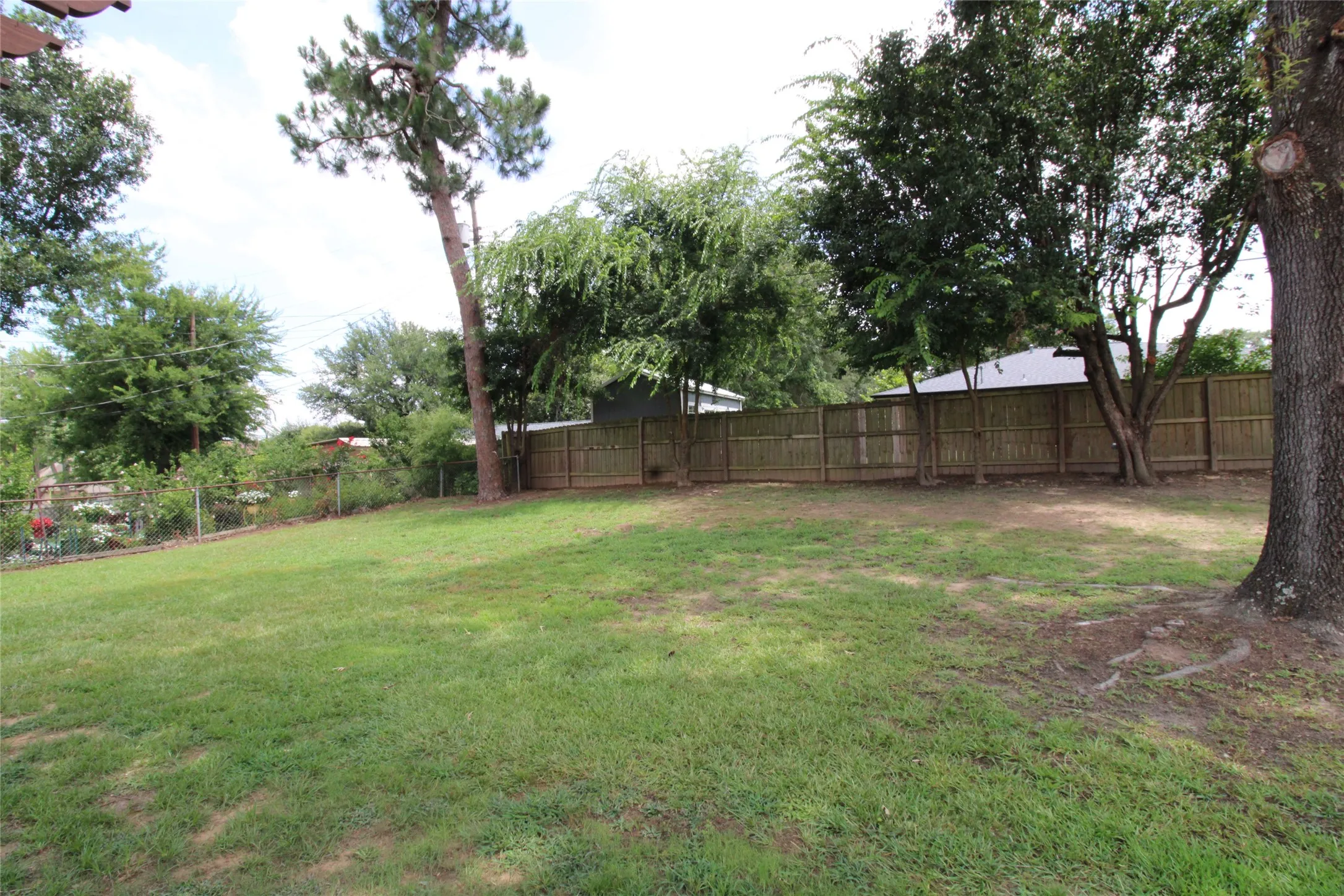 Single Family Residence For Sale in Henderson County , 818 E Clinton, Athens, Texas 75751, 3 Bedroom, 2 Bathroom, 2 Garage spaces, 1,897 Sqft, built in 1973, Preowned, mls#21086646, Real Estate Agent in Athens, Homes For Sale in Henderson county, Homes For Sale in Athens, Realtor in Athens Texas, Real Estate Brokerage Independent Realty Texas, Luminita Cordes Realtor