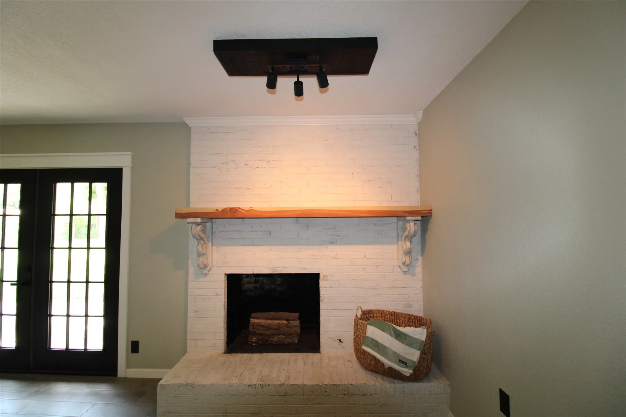 Single Family Residence For Sale in Henderson County , 818 E Clinton, Athens, Texas 75751, 3 Bedroom, 2 Bathroom, 2 Garage spaces, 1,897 Sqft, built in 1973, Preowned, mls#21086646, Real Estate Agent in Athens, Homes For Sale in Henderson county, Homes For Sale in Athens, Realtor in Athens Texas, Real Estate Brokerage Independent Realty Texas, Luminita Cordes Realtor