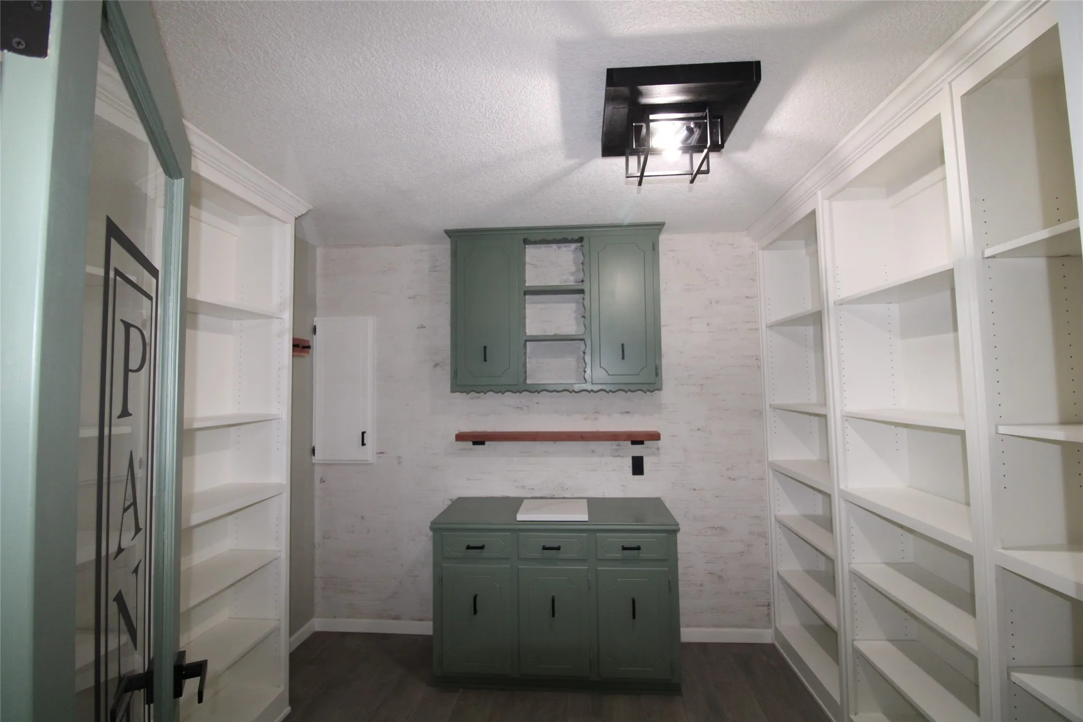 Single Family Residence For Sale in Henderson County , 818 E Clinton, Athens, Texas 75751, 3 Bedroom, 2 Bathroom, 2 Garage spaces, 1,897 Sqft, built in 1973, Preowned, mls#21086646, Real Estate Agent in Athens, Homes For Sale in Henderson county, Homes For Sale in Athens, Realtor in Athens Texas, Real Estate Brokerage Independent Realty Texas, Luminita Cordes Realtor