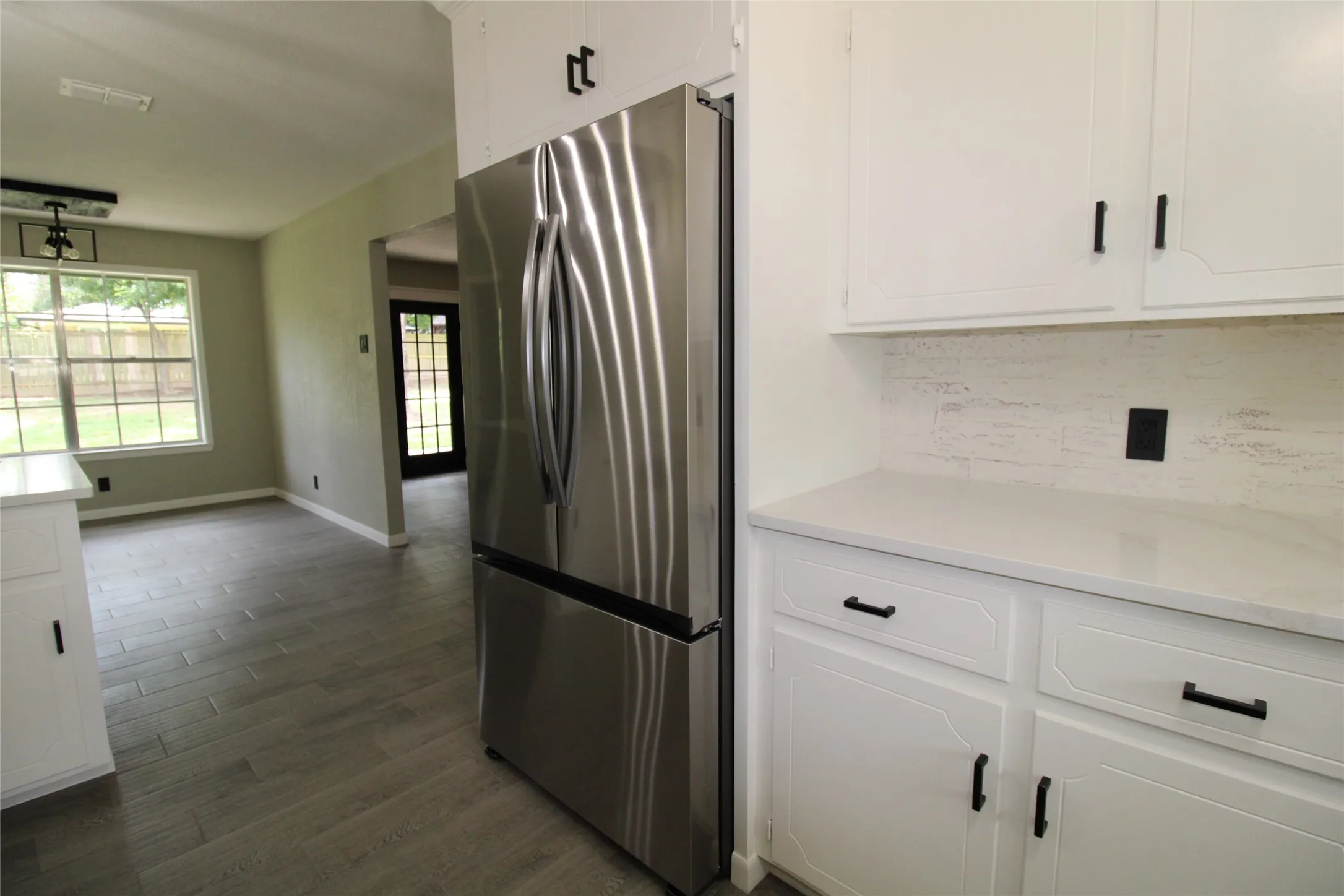 Single Family Residence For Sale in Henderson County , 818 E Clinton, Athens, Texas 75751, 3 Bedroom, 2 Bathroom, 2 Garage spaces, 1,897 Sqft, built in 1973, Preowned, mls#21086646, Real Estate Agent in Athens, Homes For Sale in Henderson county, Homes For Sale in Athens, Realtor in Athens Texas, Real Estate Brokerage Independent Realty Texas, Luminita Cordes Realtor