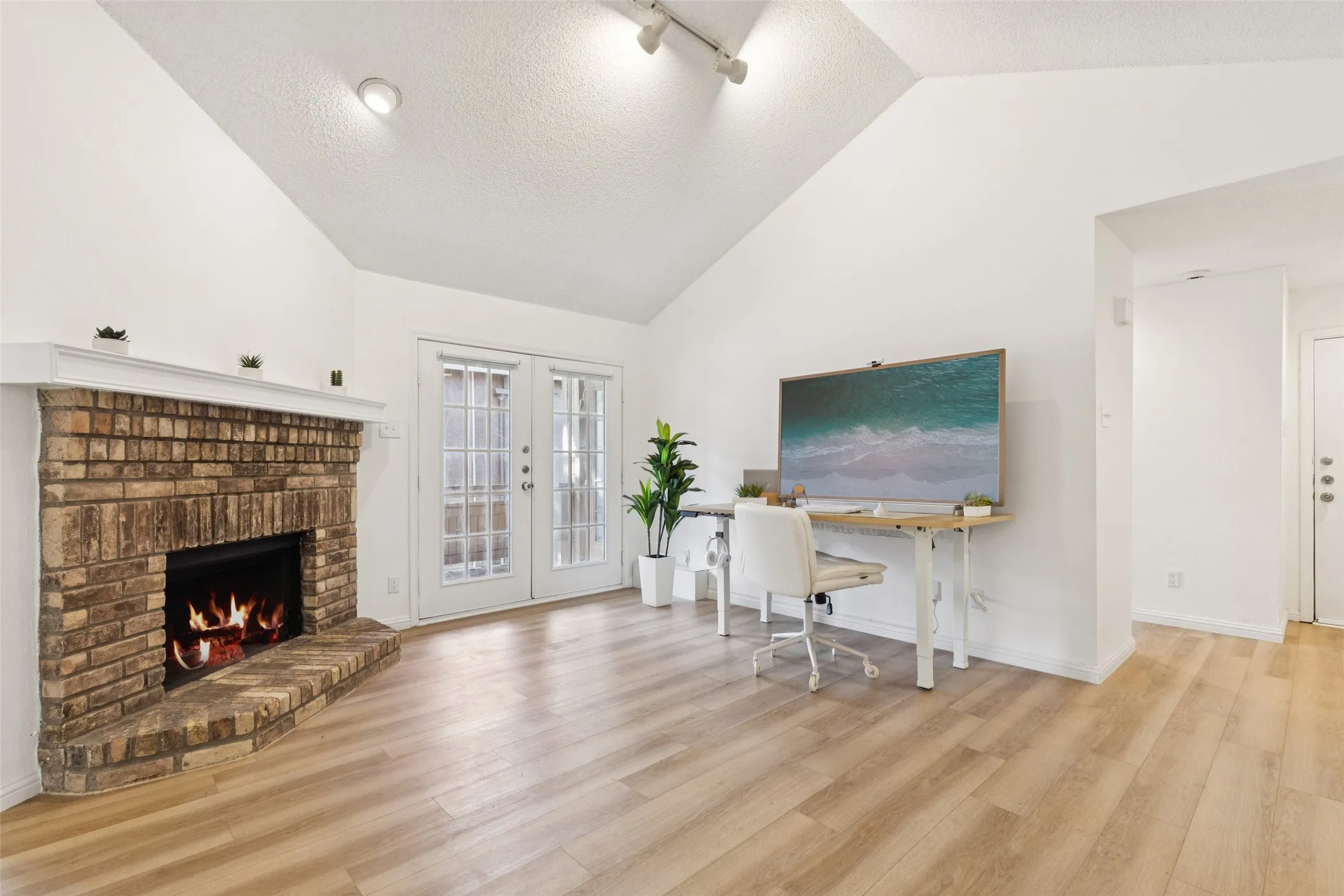 Condominium For Sale in Dallas County , 5200 Martel Avenue 16C, Dallas, Texas 75206, 2 Bedrooms, 2 Bathrooms, Garage spaces, 1,056 Sqft, built in 1983, Price $250,000, mls#21085755, Real Estate Agent in Dallas, Homes For Sale in Dallas county, Homes For Sale in Dallas, Realtor in Dallas Texas, Real Estate Brokerage Independent Realty Texas, Luminita Cordes Realtor