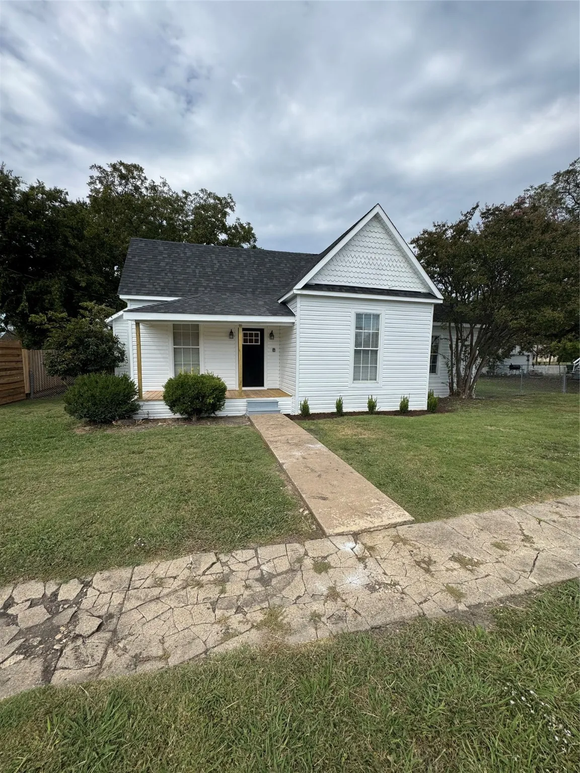 Single Family Residence For Sale in Grayson County , 306 N College Street, Howe, Texas 75459, 3 Bedroom, 1 Bathroom, Garage spaces, 1,107 Sqft, built in 1930, mls#21074250, Real Estate Agent in Howe, Homes For Sale in Grayson county, Homes For Sale in Howe, Realtor in Howe Texas, Real Estate Brokerage Independent Realty Texas, Luminita Cordes Realtor