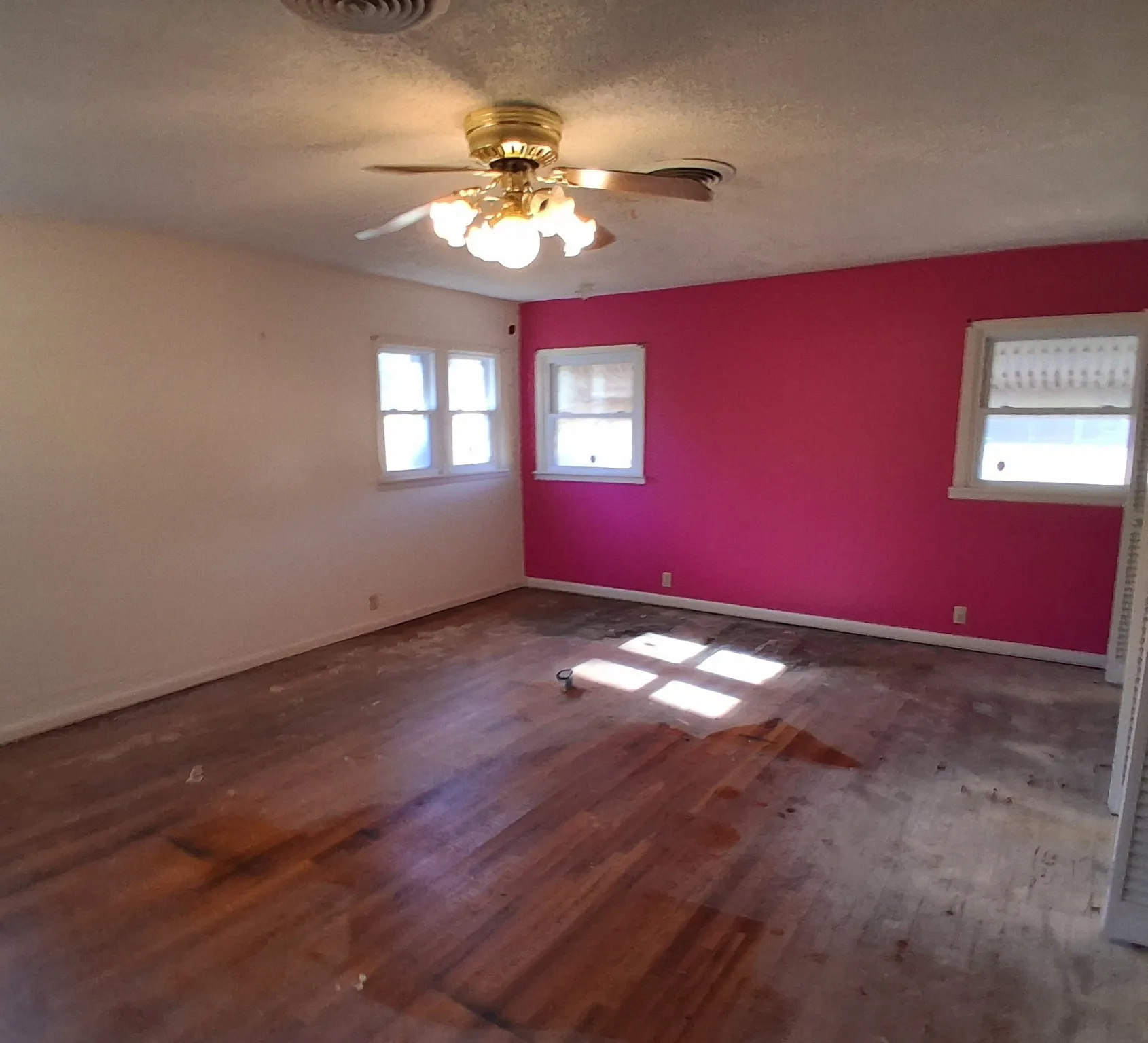 Single Family Residence For Sale in Camp County , 106 Candy Drive, Pittsburg, Texas 75686, 3 Bedroom, 2 Bathroom, Garage spaces, 2,384 Sqft, built in 1965, mls#21087241, Real Estate Agent in Pittsburg, Homes For Sale in Camp county, Homes For Sale in Pittsburg, Realtor in Pittsburg Texas, Real Estate Brokerage Independent Realty Texas, Luminita Cordes Realtor