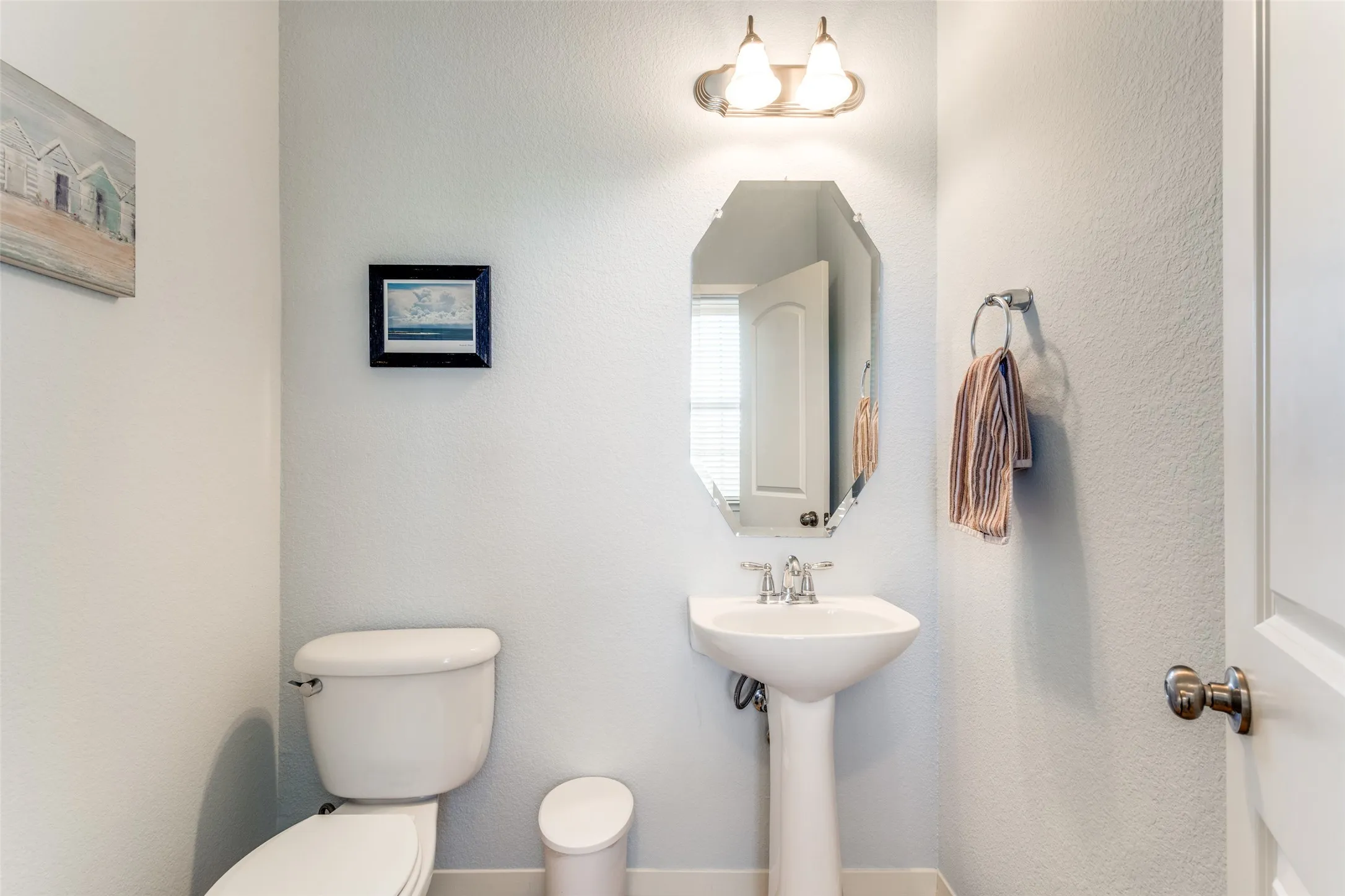 Townhouse For Sale in Dallas County , 3888 Everwood Lane, Addison, Texas 75001, 3 Bedroom, 4 Bathroom, 2 Garage spaces, 2,509 Sqft, built in 2008, Preowned, mls#21085988, Real Estate Agent in Addison, Homes For Sale in Dallas county, Homes For Sale in Addison, Realtor in Addison Texas, Real Estate Brokerage Independent Realty Texas, Luminita Cordes Realtor
