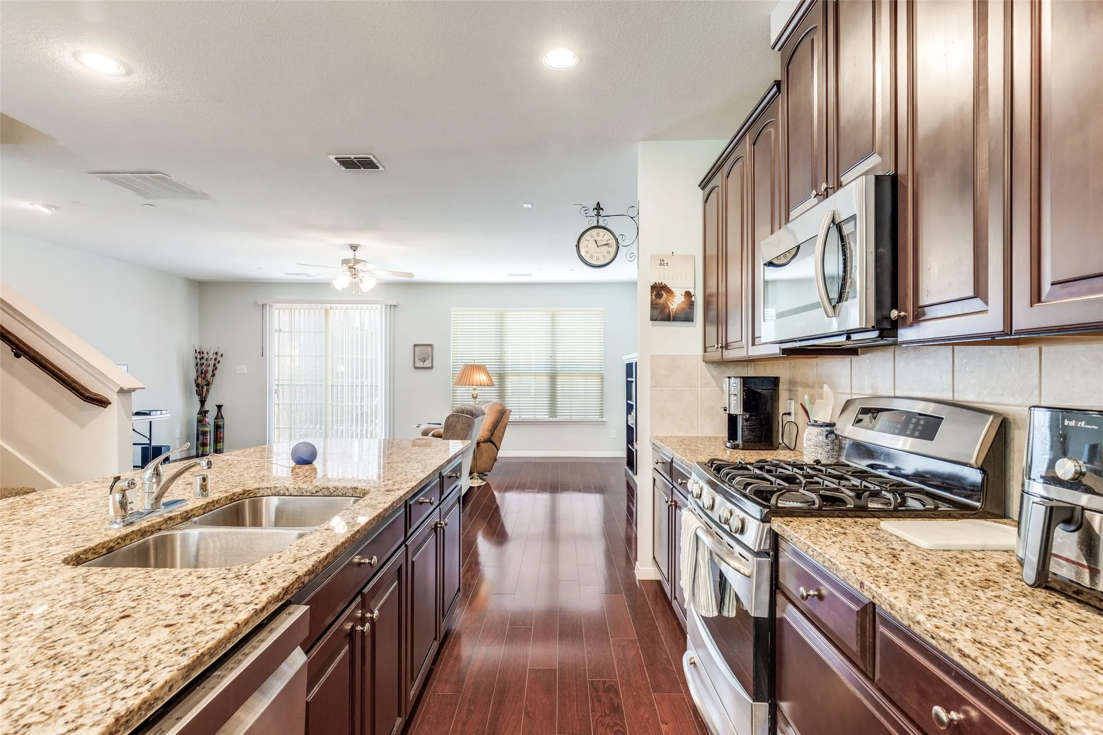 Townhouse For Sale in Dallas County , 3888 Everwood Lane, Addison, Texas 75001, 3 Bedroom, 4 Bathroom, 2 Garage spaces, 2,509 Sqft, built in 2008, Preowned, mls#21085988, Real Estate Agent in Addison, Homes For Sale in Dallas county, Homes For Sale in Addison, Realtor in Addison Texas, Real Estate Brokerage Independent Realty Texas, Luminita Cordes Realtor