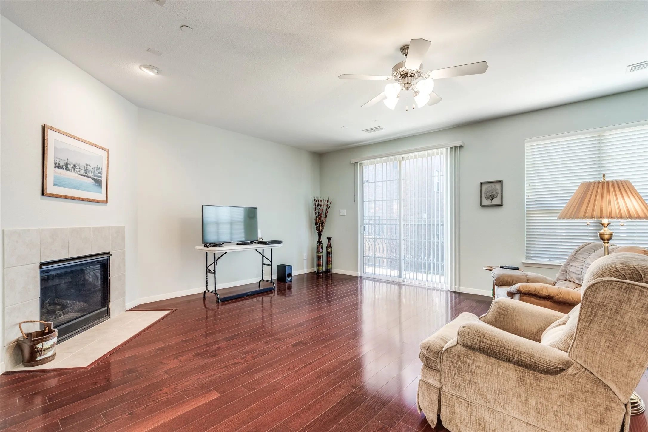 Townhouse For Sale in Dallas County , 3888 Everwood Lane, Addison, Texas 75001, 3 Bedroom, 4 Bathroom, 2 Garage spaces, 2,509 Sqft, built in 2008, Preowned, mls#21085988, Real Estate Agent in Addison, Homes For Sale in Dallas county, Homes For Sale in Addison, Realtor in Addison Texas, Real Estate Brokerage Independent Realty Texas, Luminita Cordes Realtor