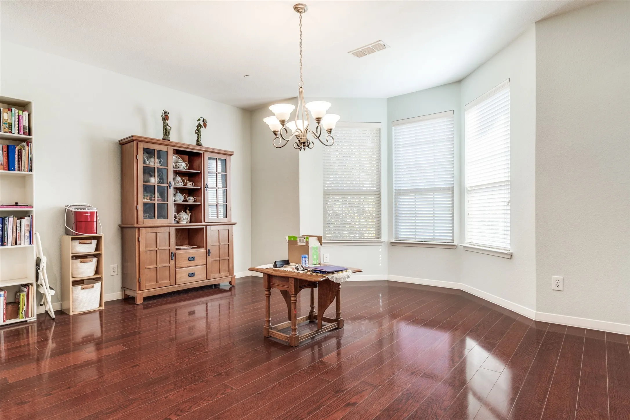 Townhouse For Sale in Dallas County , 3888 Everwood Lane, Addison, Texas 75001, 3 Bedroom, 4 Bathroom, 2 Garage spaces, 2,509 Sqft, built in 2008, Preowned, mls#21085988, Real Estate Agent in Addison, Homes For Sale in Dallas county, Homes For Sale in Addison, Realtor in Addison Texas, Real Estate Brokerage Independent Realty Texas, Luminita Cordes Realtor