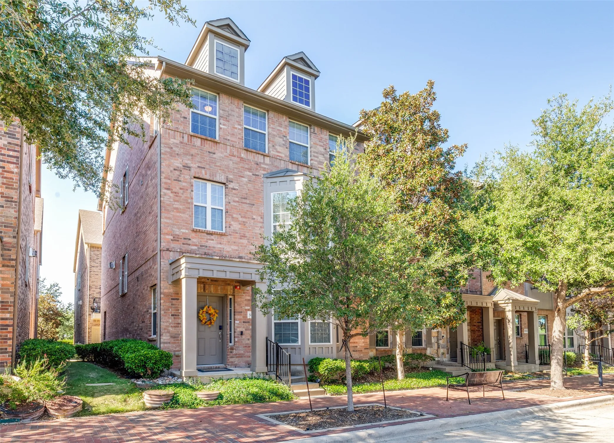 Townhouse For Sale in Dallas County , 3888 Everwood Lane, Addison, Texas 75001, 3 Bedroom, 4 Bathroom, 2 Garage spaces, 2,509 Sqft, built in 2008, Preowned, mls#21085988, Real Estate Agent in Addison, Homes For Sale in Dallas county, Homes For Sale in Addison, Realtor in Addison Texas, Real Estate Brokerage Independent Realty Texas, Luminita Cordes Realtor