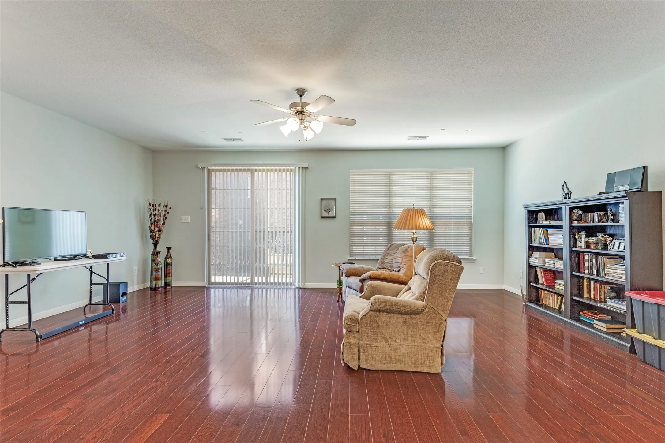Townhouse For Sale in Dallas County , 3888 Everwood Lane, Addison, Texas 75001, 3 Bedroom, 4 Bathroom, 2 Garage spaces, 2,509 Sqft, built in 2008, Preowned, mls#21085988, Real Estate Agent in Addison, Homes For Sale in Dallas county, Homes For Sale in Addison, Realtor in Addison Texas, Real Estate Brokerage Independent Realty Texas, Luminita Cordes Realtor