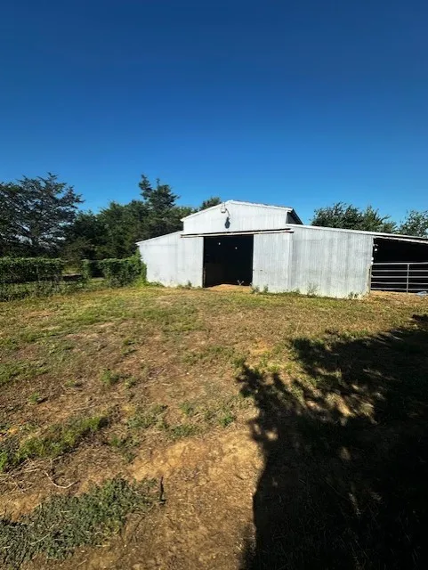 Single Family Residence For Sale in Grayson County , 6294 Dugan Chapel Road, Bells, Texas 75414, 3 Bedroom, 2 Bathroom, 2 Garage spaces, 1,800 Sqft, built in 1990, mls#21086066, Real Estate Agent in Bells, Homes For Sale in Grayson county, Homes For Sale in Bells, Realtor in Bells Texas, Real Estate Brokerage Independent Realty Texas, Luminita Cordes Realtor