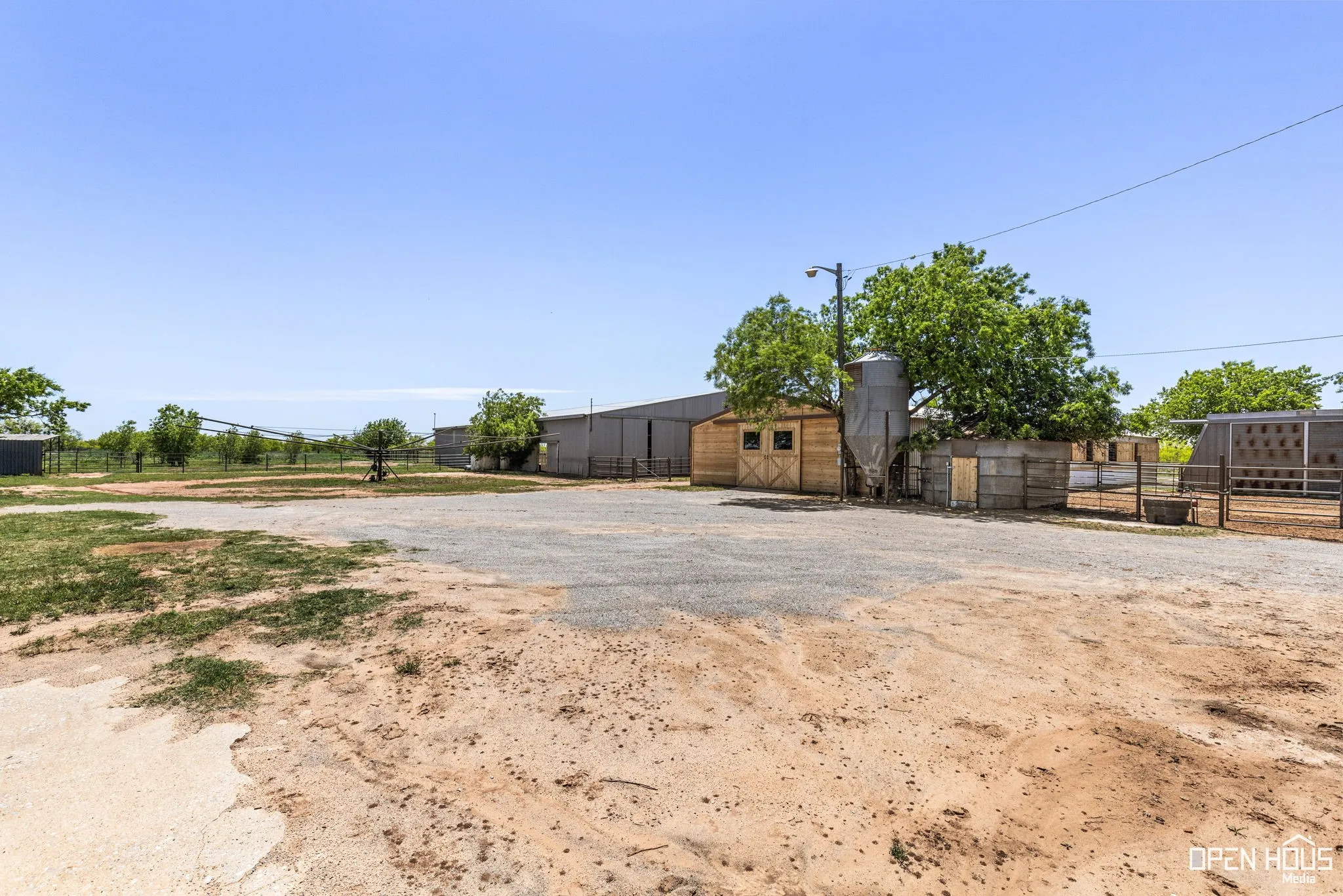 View of yard featuring an outdoor structure