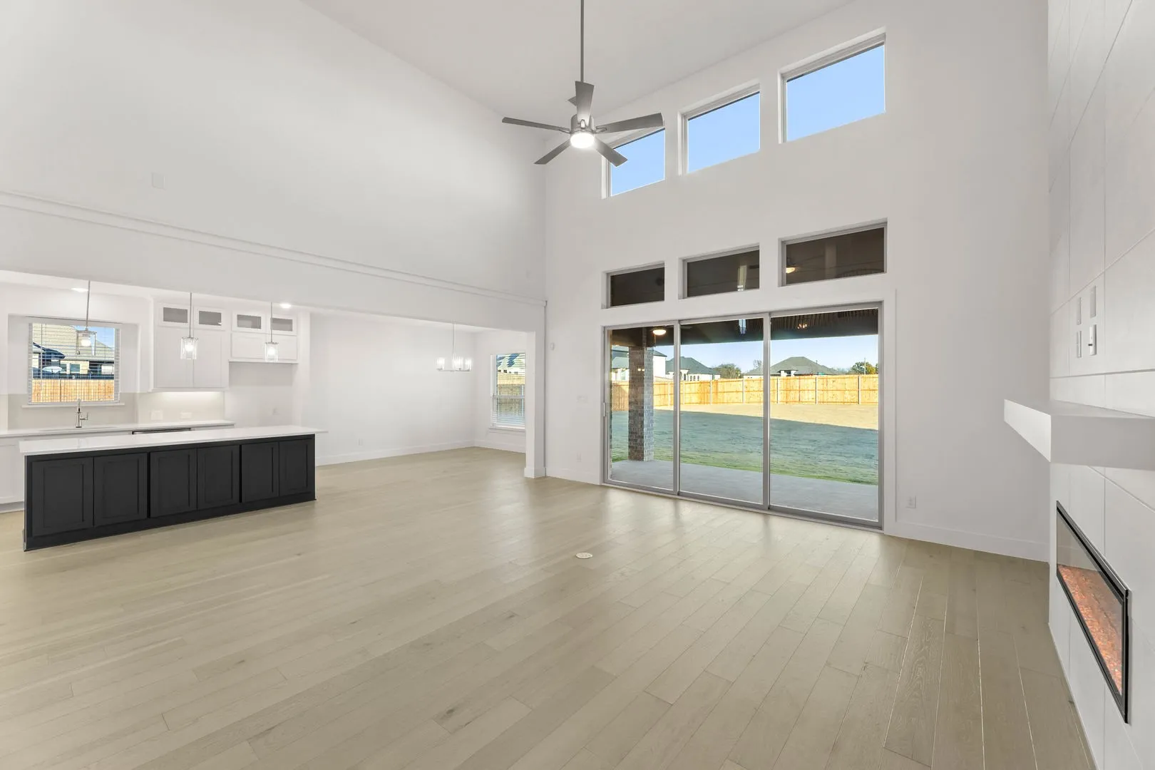 11_290 Cheyenne Mountain-Living Room-2
