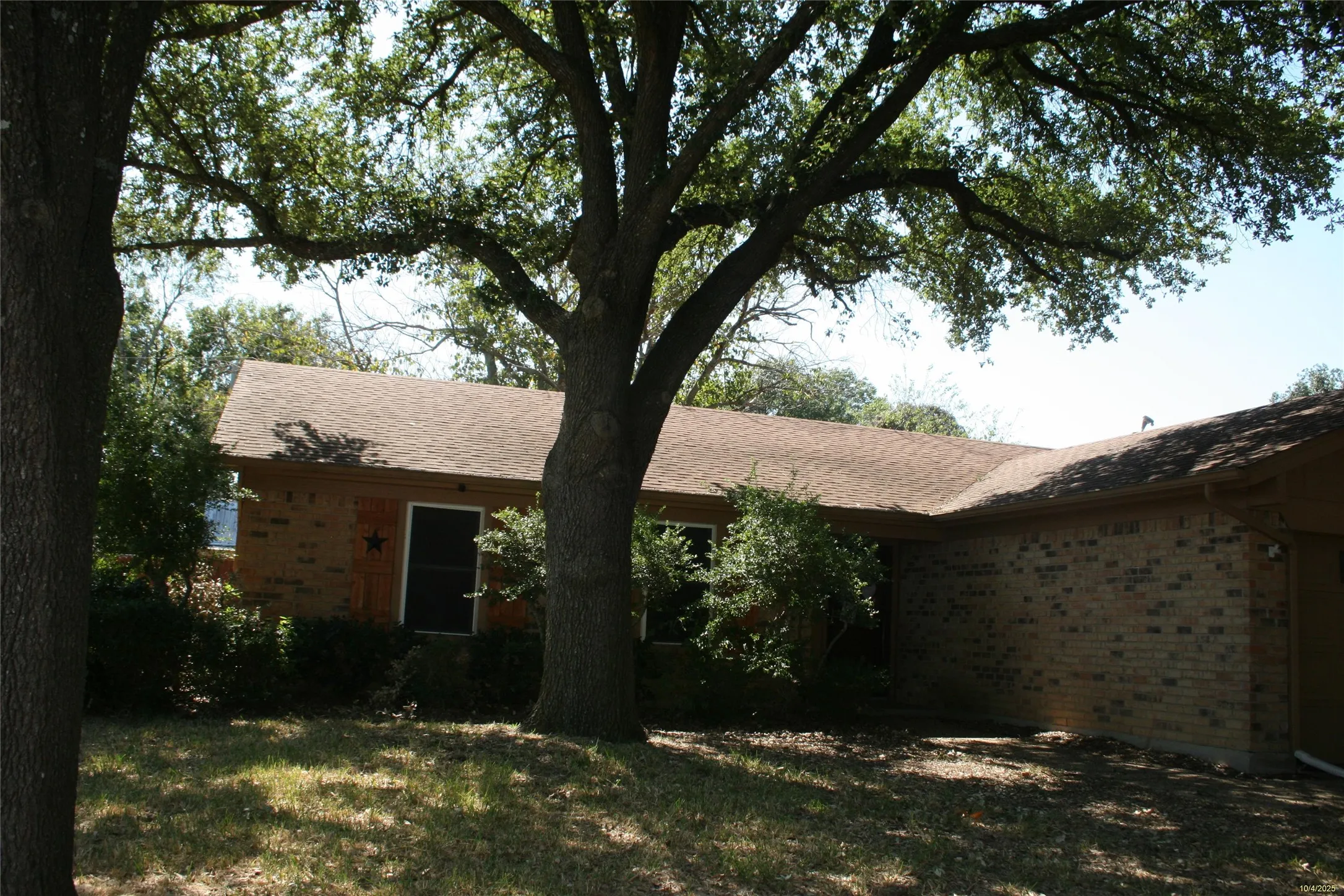 Single Family Residence For Sale in Johnson County , 2205 Towne North Drive, Cleburne, Texas 76033, 3 Bedroom, 2 Bathroom, 2 Garage spaces, 1,292 Sqft, built in 1976, mls#21087730, Real Estate Agent in Cleburne, Homes For Sale in Johnson county, Homes For Sale in Cleburne, Realtor in Cleburne Texas, Real Estate Brokerage Independent Realty Texas, Luminita Cordes Realtor
