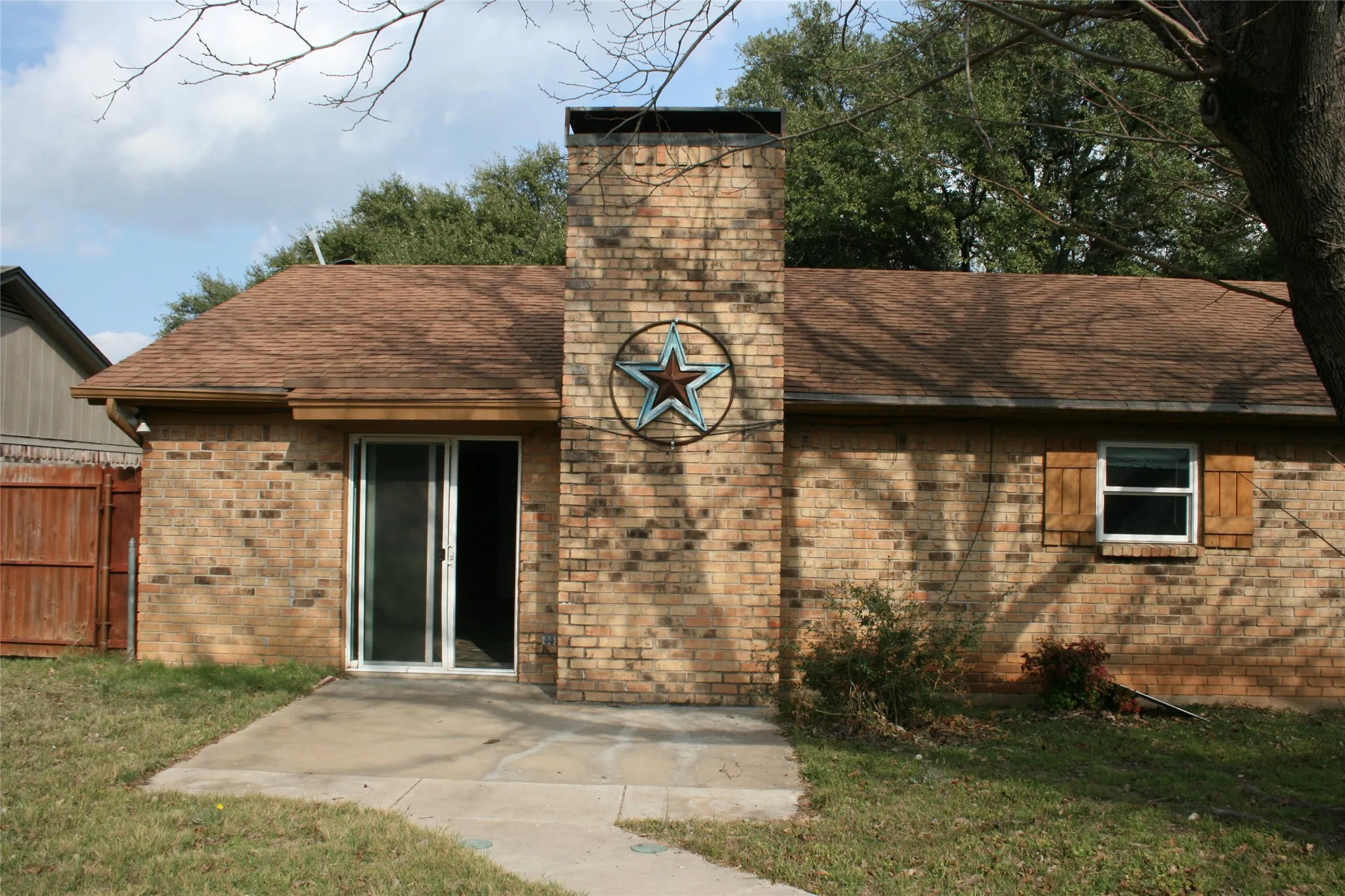 Single Family Residence For Sale in Johnson County , 2205 Towne North Drive, Cleburne, Texas 76033, 3 Bedroom, 2 Bathroom, 2 Garage spaces, 1,292 Sqft, built in 1976, mls#21087730, Real Estate Agent in Cleburne, Homes For Sale in Johnson county, Homes For Sale in Cleburne, Realtor in Cleburne Texas, Real Estate Brokerage Independent Realty Texas, Luminita Cordes Realtor