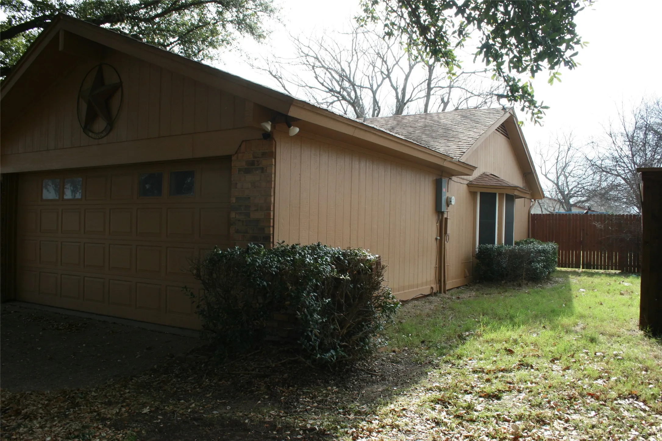 Single Family Residence For Sale in Johnson County , 2205 Towne North Drive, Cleburne, Texas 76033, 3 Bedroom, 2 Bathroom, 2 Garage spaces, 1,292 Sqft, built in 1976, mls#21087730, Real Estate Agent in Cleburne, Homes For Sale in Johnson county, Homes For Sale in Cleburne, Realtor in Cleburne Texas, Real Estate Brokerage Independent Realty Texas, Luminita Cordes Realtor