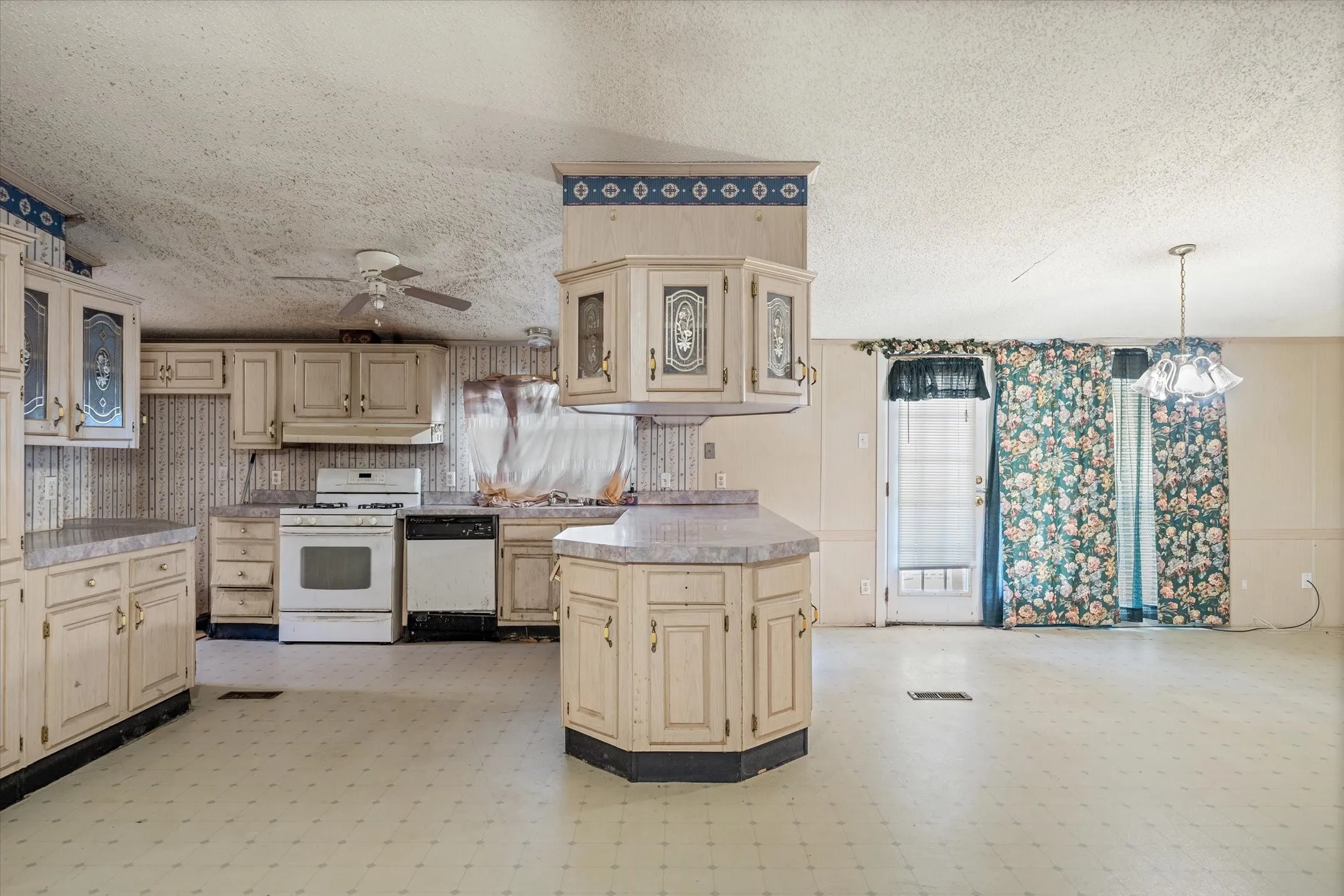 Mobile Home For Sale in Van Zandt County , 230 Vz County Road 3532, Wills Point, Texas 75169, 3 Bedrooms, 2 Bathrooms, 2 Garage spaces, 1,680 Sqft, built in 1994, Preowned, Price $169,900, mls#21077517, Real Estate Agent in Wills Point, Homes For Sale in Van Zandt county, Homes For Sale in Wills Point, Realtor in Wills Point Texas, Real Estate Brokerage Independent Realty Texas, Luminita Cordes Realtor