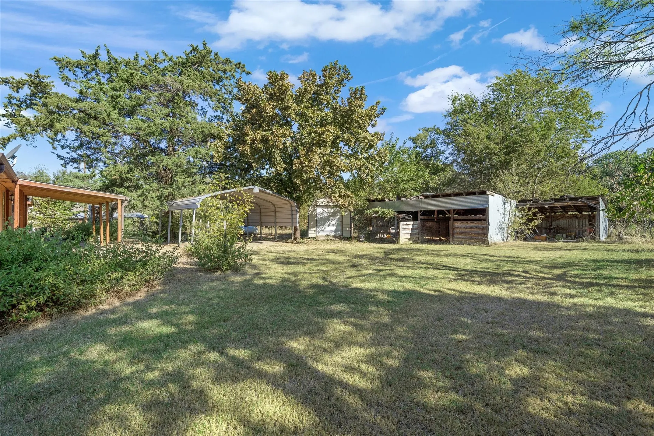 Mobile Home For Sale in Van Zandt County , 230 Vz County Road 3532, Wills Point, Texas 75169, 3 Bedrooms, 2 Bathrooms, 2 Garage spaces, 1,680 Sqft, built in 1994, Preowned, Price $169,900, mls#21077517, Real Estate Agent in Wills Point, Homes For Sale in Van Zandt county, Homes For Sale in Wills Point, Realtor in Wills Point Texas, Real Estate Brokerage Independent Realty Texas, Luminita Cordes Realtor
