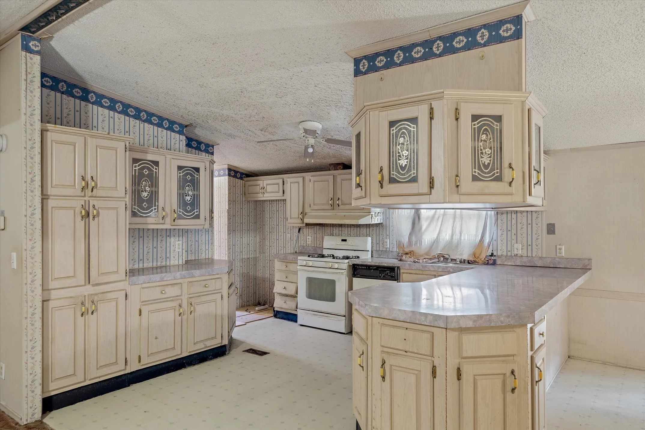 Mobile Home For Sale in Van Zandt County , 230 Vz County Road 3532, Wills Point, Texas 75169, 3 Bedrooms, 2 Bathrooms, 2 Garage spaces, 1,680 Sqft, built in 1994, Preowned, Price $169,900, mls#21077517, Real Estate Agent in Wills Point, Homes For Sale in Van Zandt county, Homes For Sale in Wills Point, Realtor in Wills Point Texas, Real Estate Brokerage Independent Realty Texas, Luminita Cordes Realtor