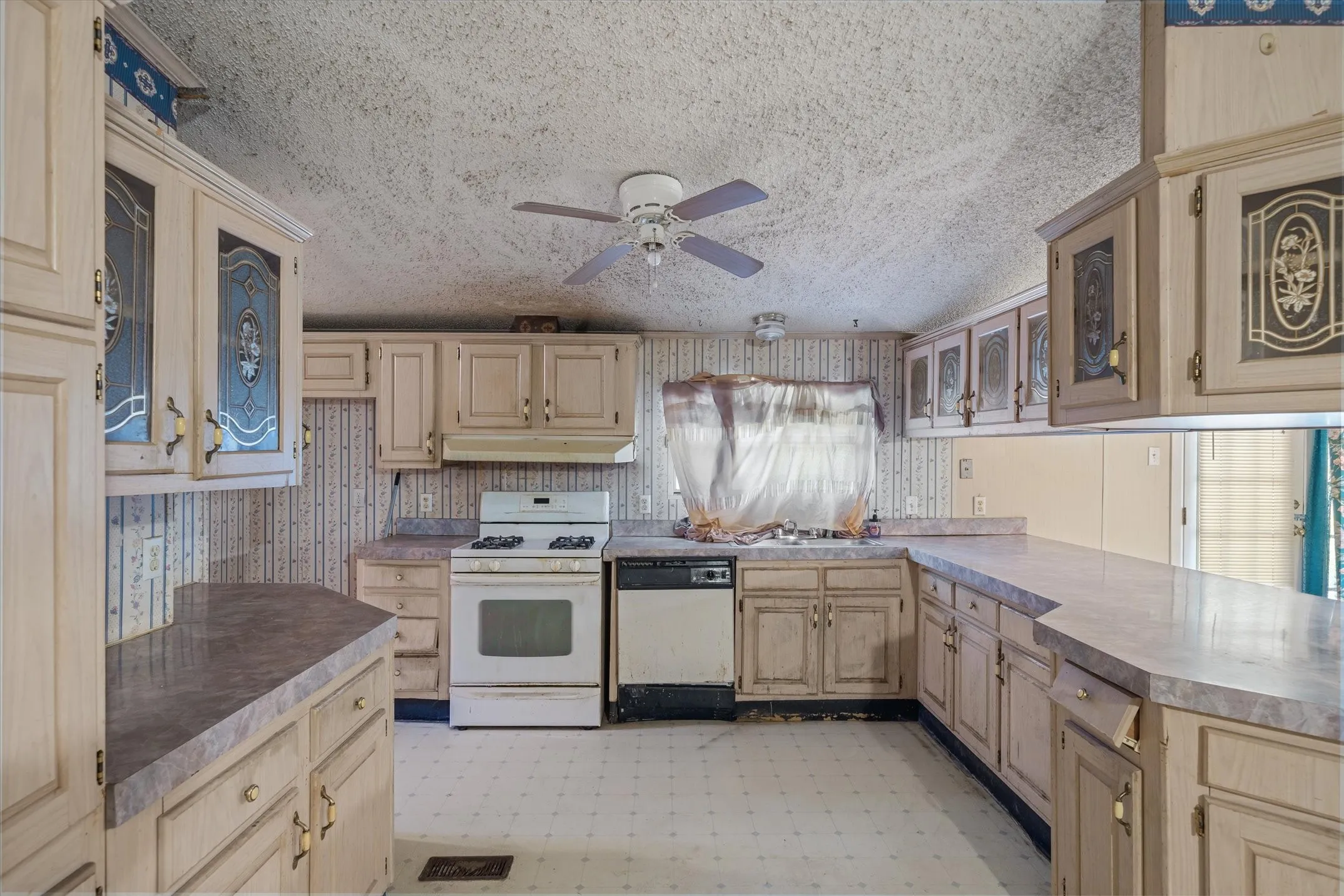 Mobile Home For Sale in Van Zandt County , 230 Vz County Road 3532, Wills Point, Texas 75169, 3 Bedrooms, 2 Bathrooms, 2 Garage spaces, 1,680 Sqft, built in 1994, Preowned, Price $169,900, mls#21077517, Real Estate Agent in Wills Point, Homes For Sale in Van Zandt county, Homes For Sale in Wills Point, Realtor in Wills Point Texas, Real Estate Brokerage Independent Realty Texas, Luminita Cordes Realtor