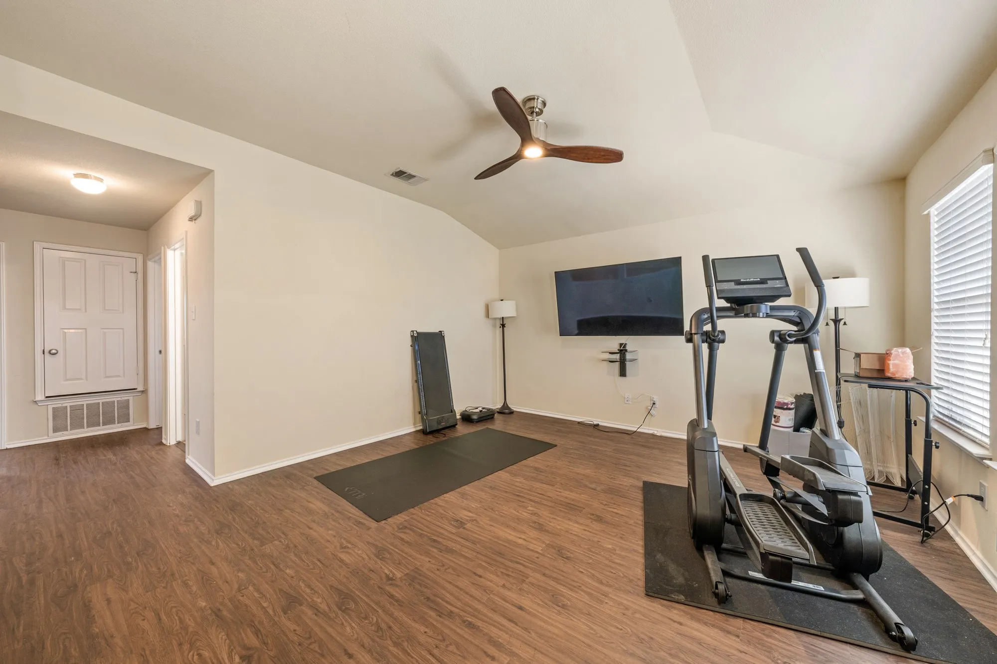 Single Family Residence For Sale in Mc Lennan County , 6544 Mundo Drive, Waco, Texas 76712, 4 Bedroom, 3 Bathroom, 2 Garage spaces, 2,217 Sqft, built in 2011, mls#21088316, Real Estate Agent in Waco, Homes For Sale in Mc Lennan county, Homes For Sale in Waco, Realtor in Waco Texas, Real Estate Brokerage Independent Realty Texas, Luminita Cordes Realtor