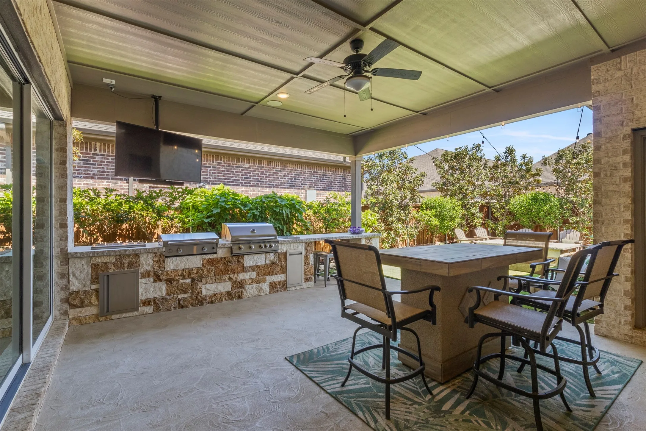 Single Family Residence For Sale in Tarrant County , 4825 Beaver Creek Drive, Arlington, Texas 76005, 2 Bedroom, 2 Bathroom, 2 Garage spaces, 2,536 Sqft, built in 2020, Preowned, mls#21084488, Real Estate Agent in Arlington, Homes For Sale in Tarrant county, Homes For Sale in Arlington, Realtor in Arlington Texas, Real Estate Brokerage Independent Realty Texas, Luminita Cordes Realtor