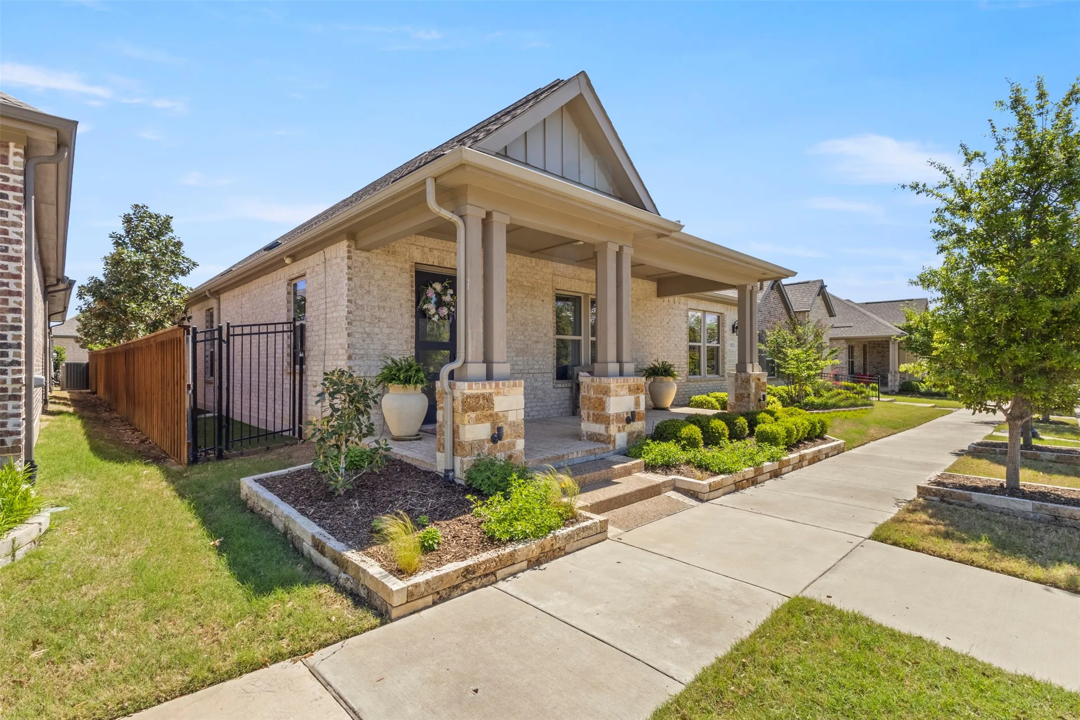 Single Family Residence For Sale in Tarrant County , 4825 Beaver Creek Drive, Arlington, Texas 76005, 2 Bedroom, 2 Bathroom, 2 Garage spaces, 2,536 Sqft, built in 2020, Preowned, mls#21084488, Real Estate Agent in Arlington, Homes For Sale in Tarrant county, Homes For Sale in Arlington, Realtor in Arlington Texas, Real Estate Brokerage Independent Realty Texas, Luminita Cordes Realtor