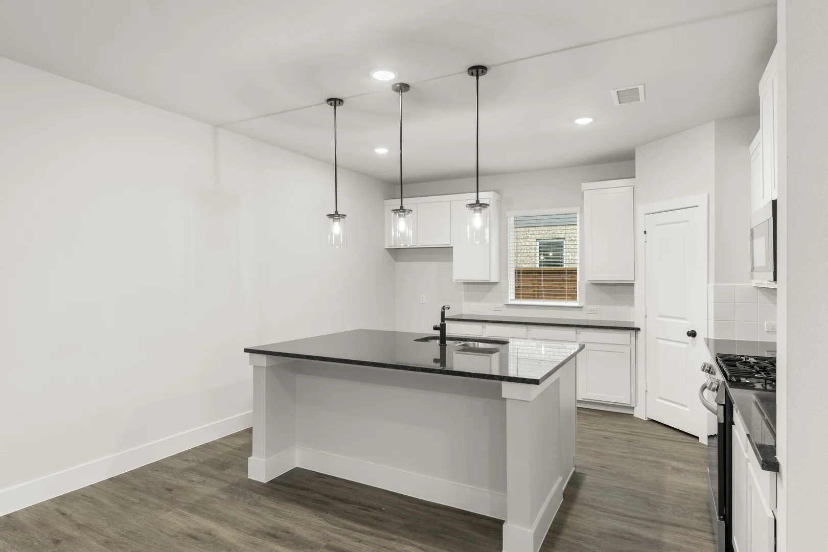 10. 1921 Sapphire - Kitchen (3)